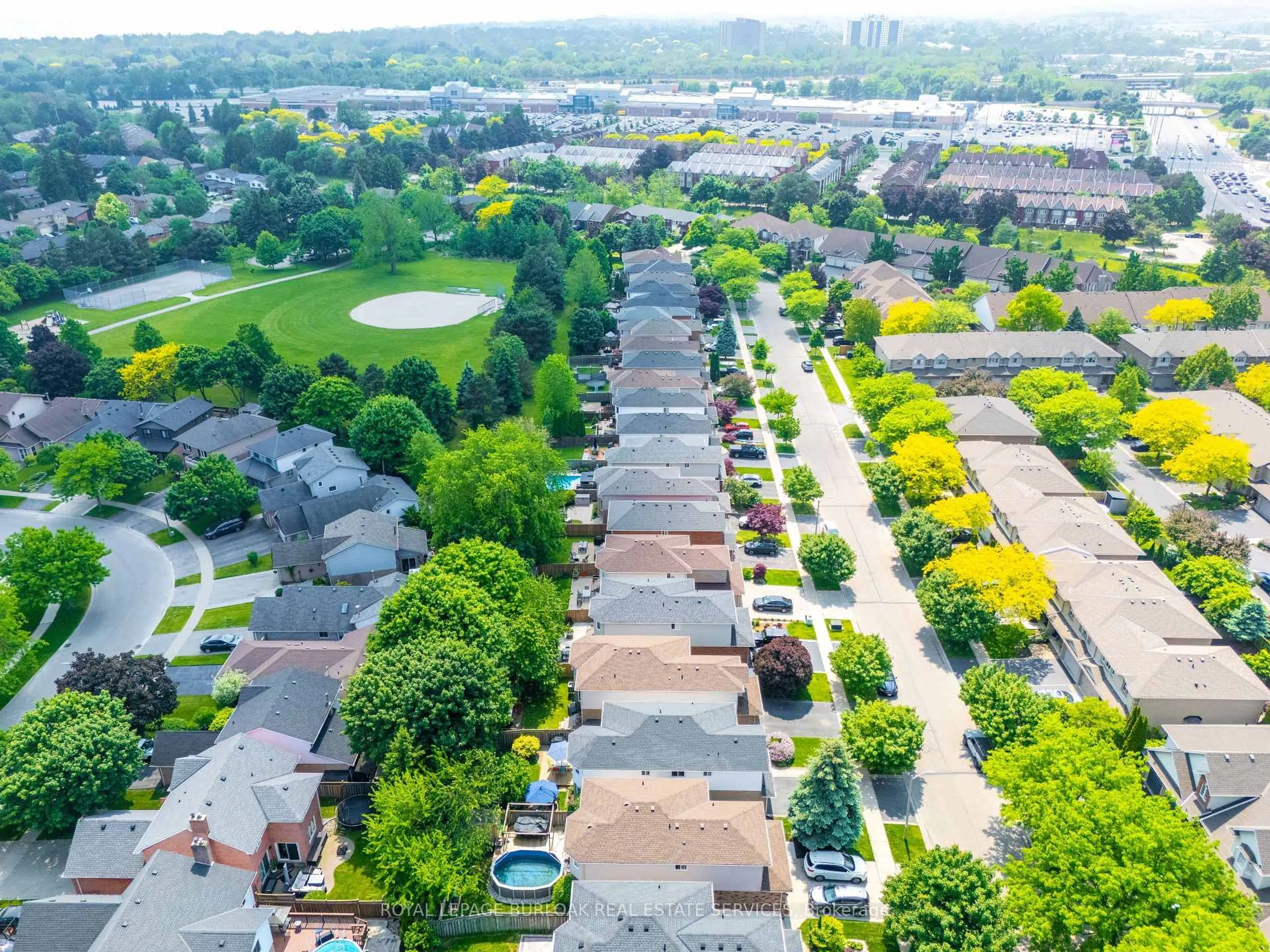 A pic from outside/outdoor area/front of a property/back of a property/a pic from drone, city buildings view from balcony for 1216 Stephenson Dr, Burlington Ontario L7S 2B6