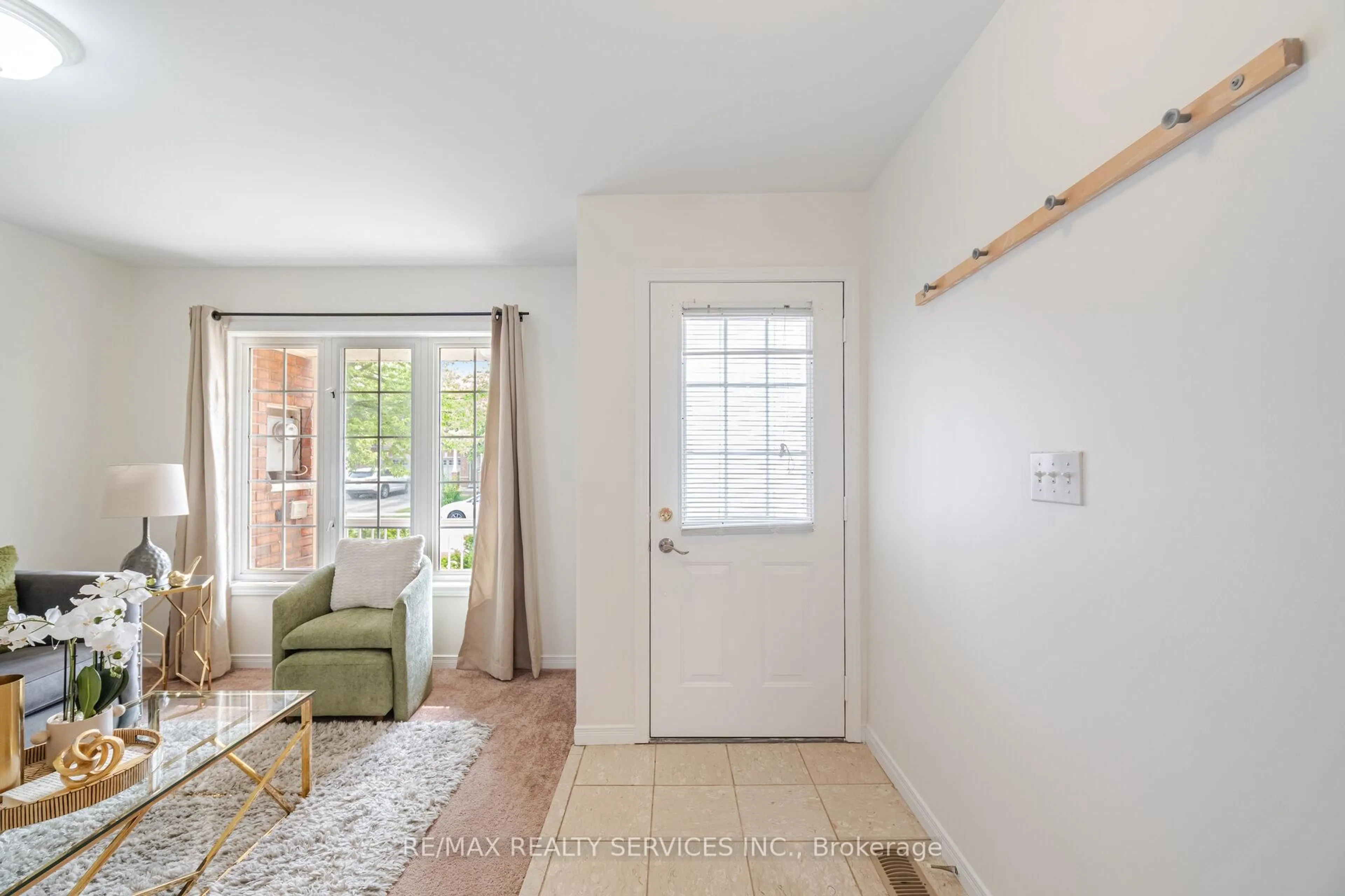 Indoor entryway for 31 Fairway Crt, Brampton Ontario L6Z 4W4