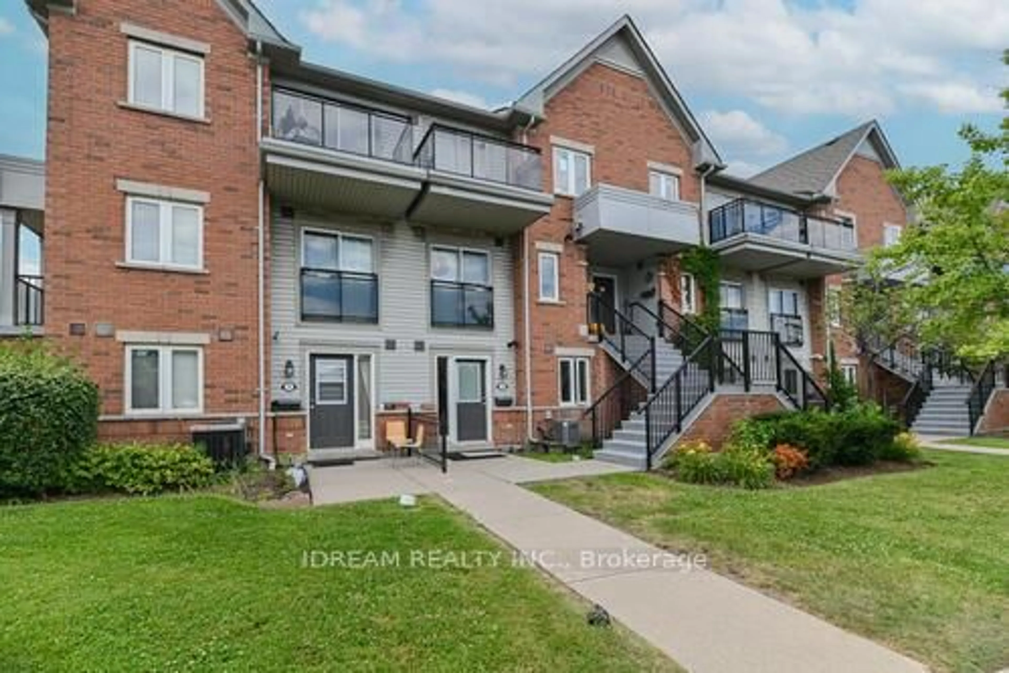 A pic from outside/outdoor area/front of a property/back of a property/a pic from drone, street for 4620 Guildwood Way #5, Mississauga Ontario L5R 4H5