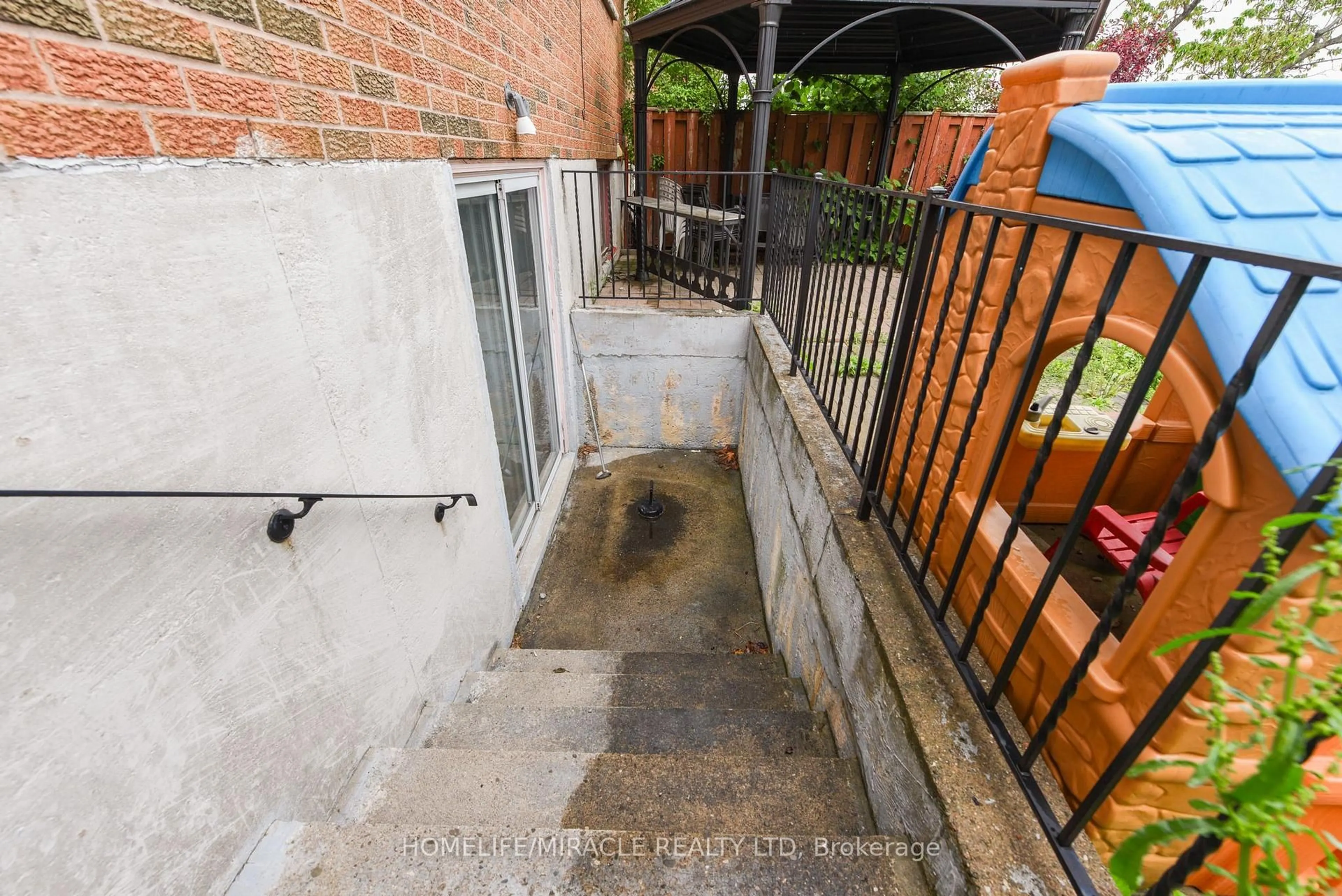 Unknown for 114 Jade Cres, Brampton Ontario L6S 3M8