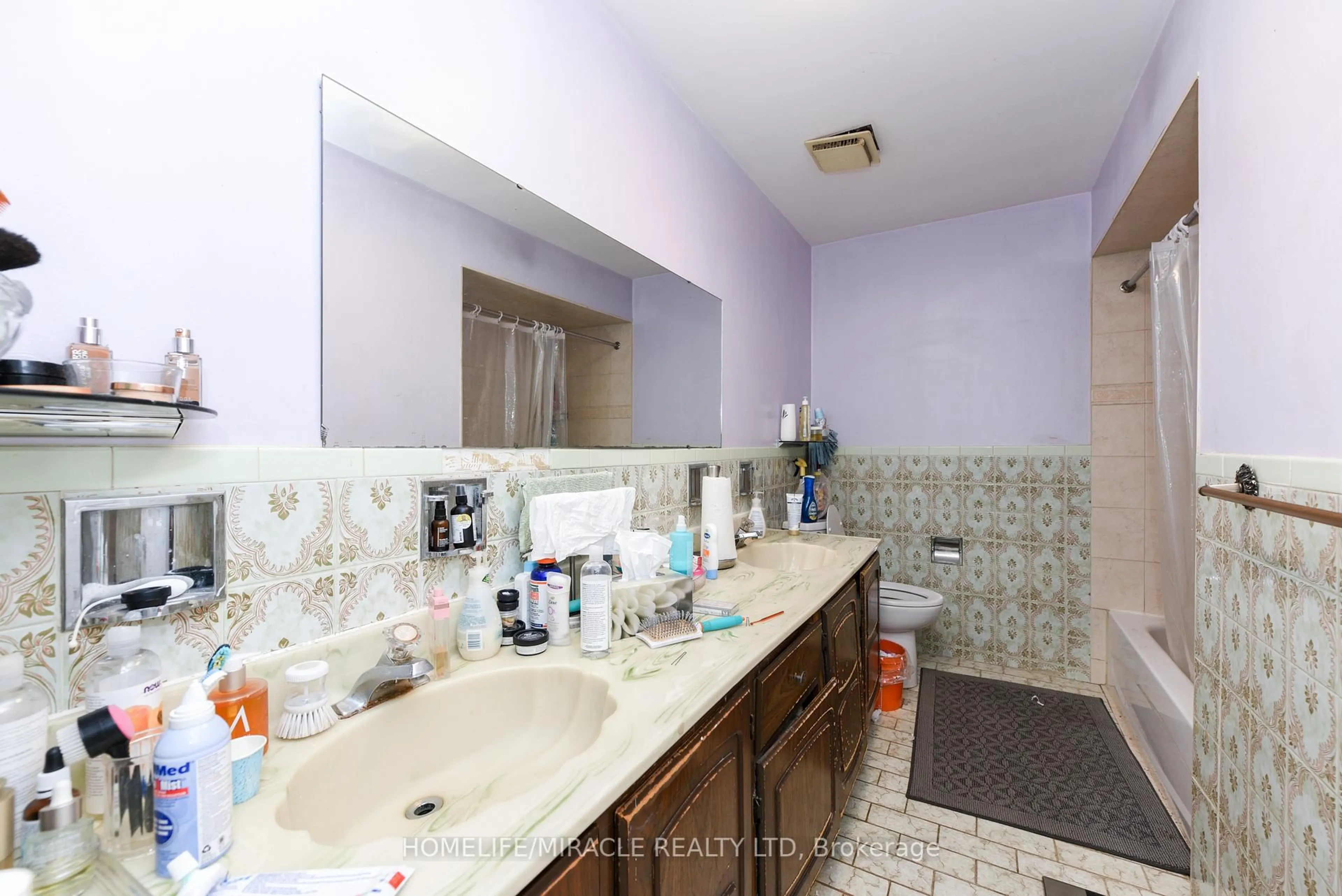 Standard bathroom, ceramic/tile floor for 114 Jade Cres, Brampton Ontario L6S 3M8