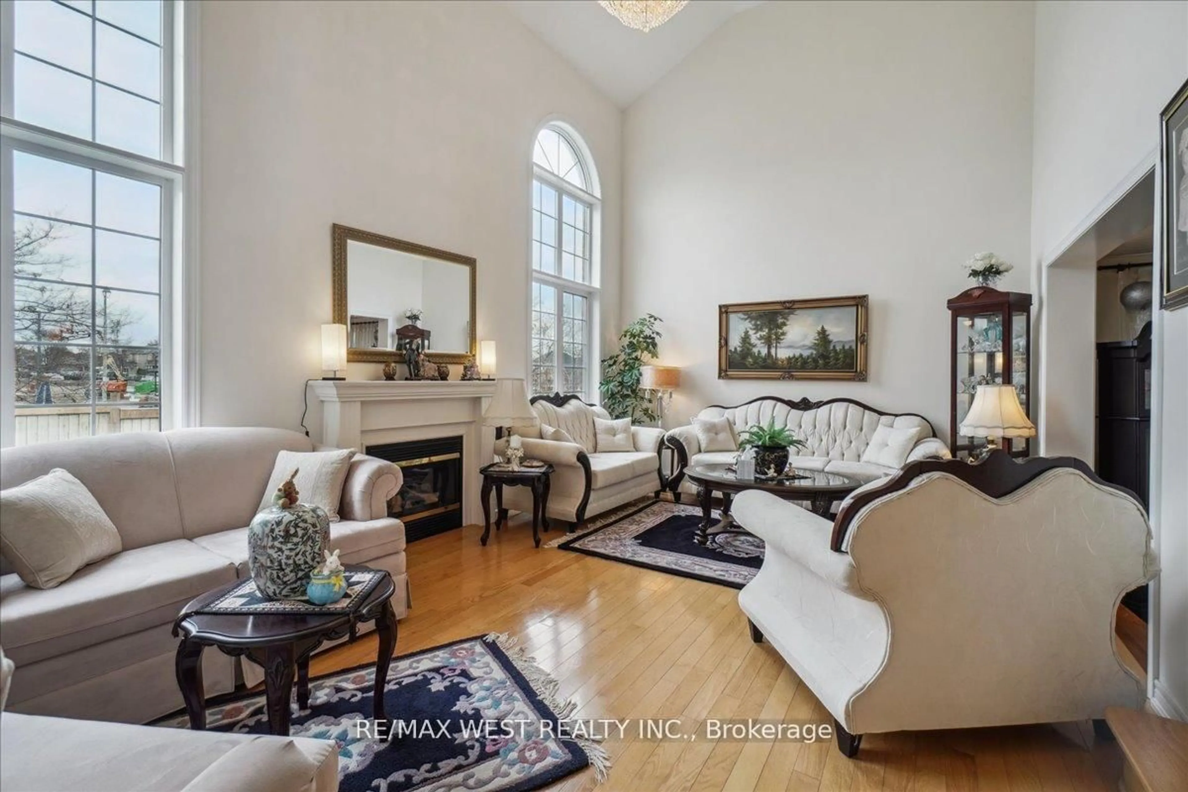Living room with furniture, unknown for 28 Showboat Cres, Brampton Ontario L6V 4R5
