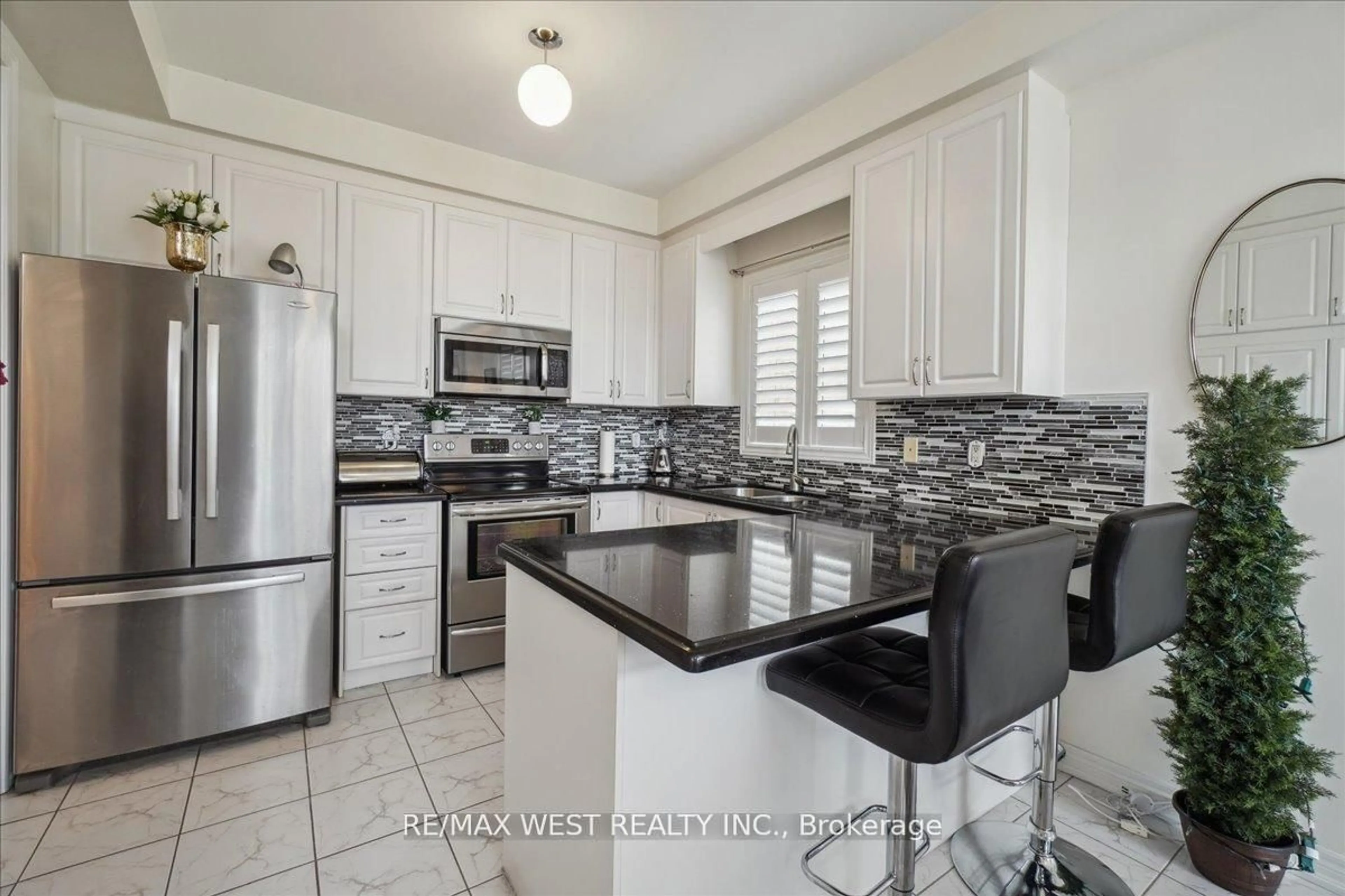 Open concept kitchen, ceramic/tile floor for 28 Showboat Cres, Brampton Ontario L6V 4R5
