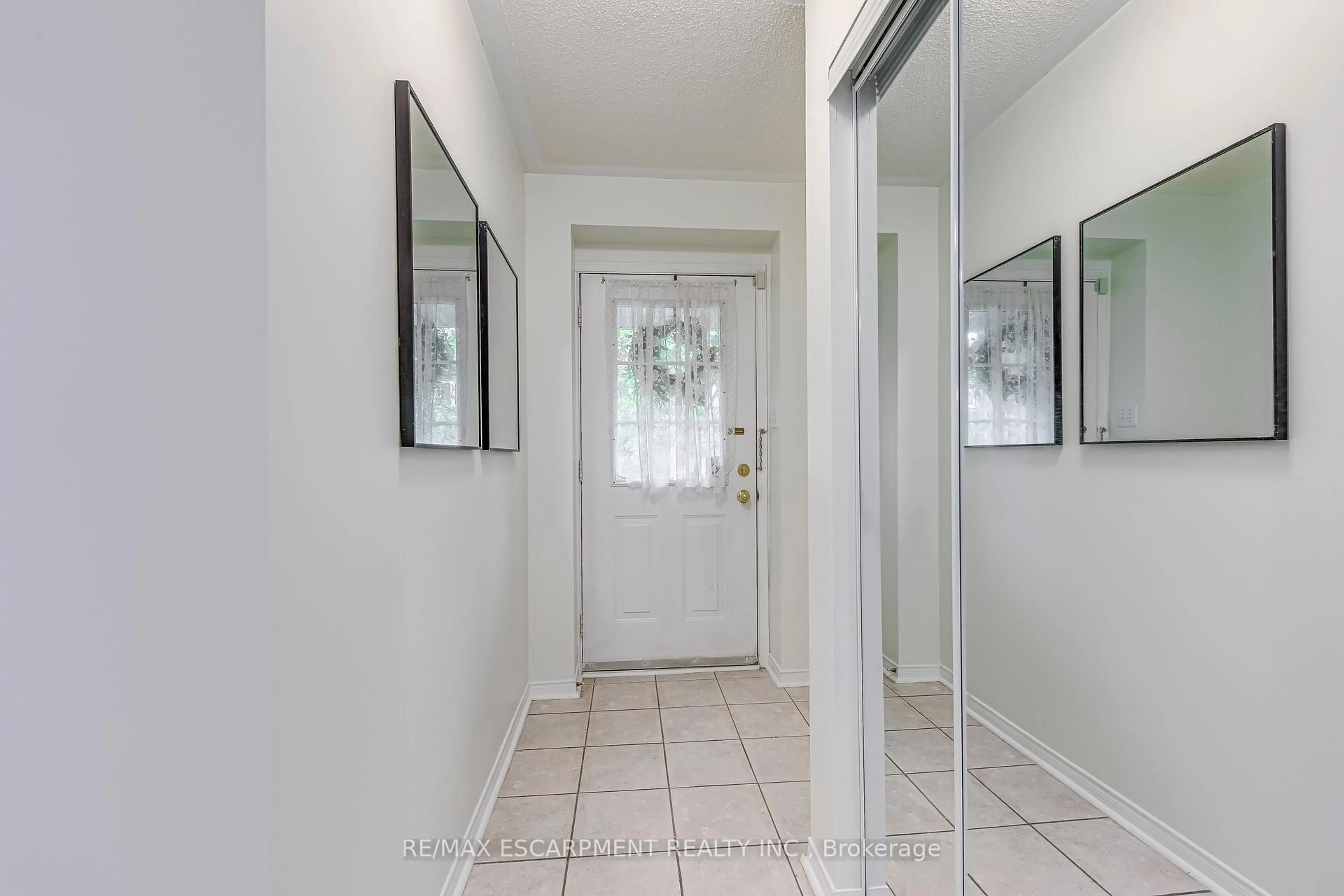 Indoor entryway for 4600 Kimbermount Ave #85, Mississauga Ontario L5M 5W7