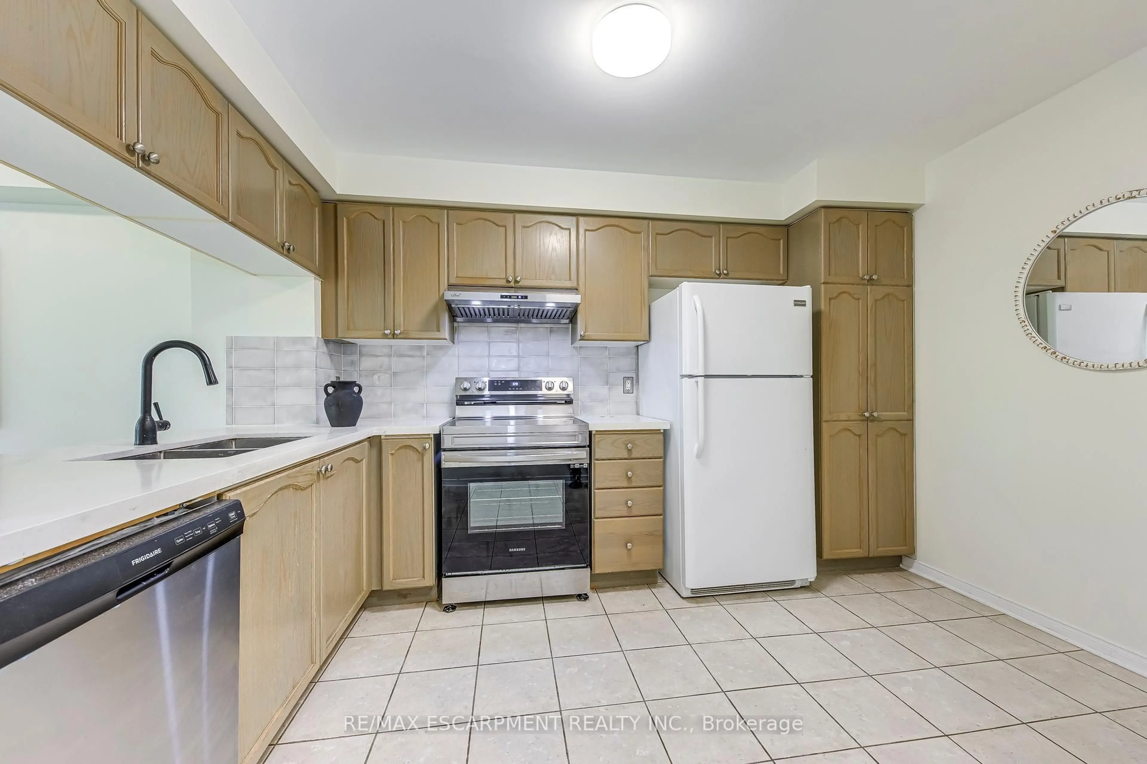 Standard kitchen, unknown for 4600 Kimbermount Ave #85, Mississauga Ontario L5M 5W7