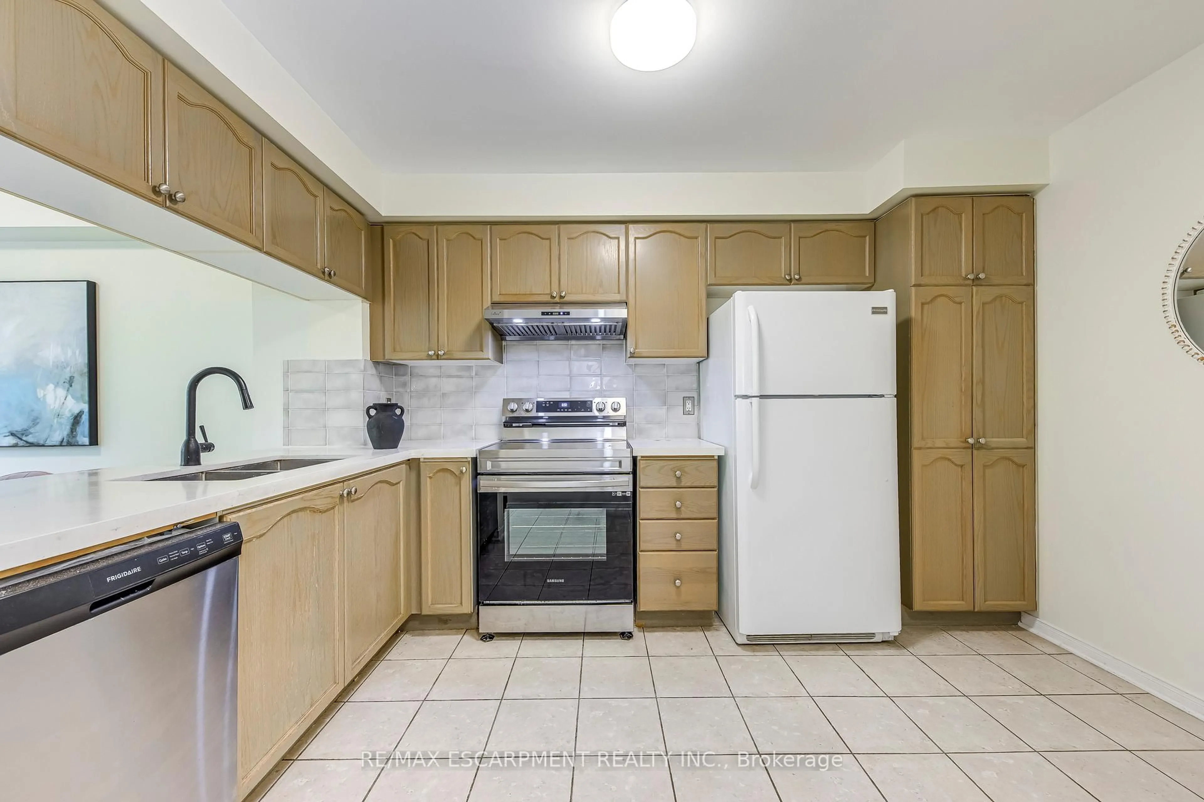 Standard kitchen, ceramic/tile floor for 4600 Kimbermount Ave #85, Mississauga Ontario L5M 5W7
