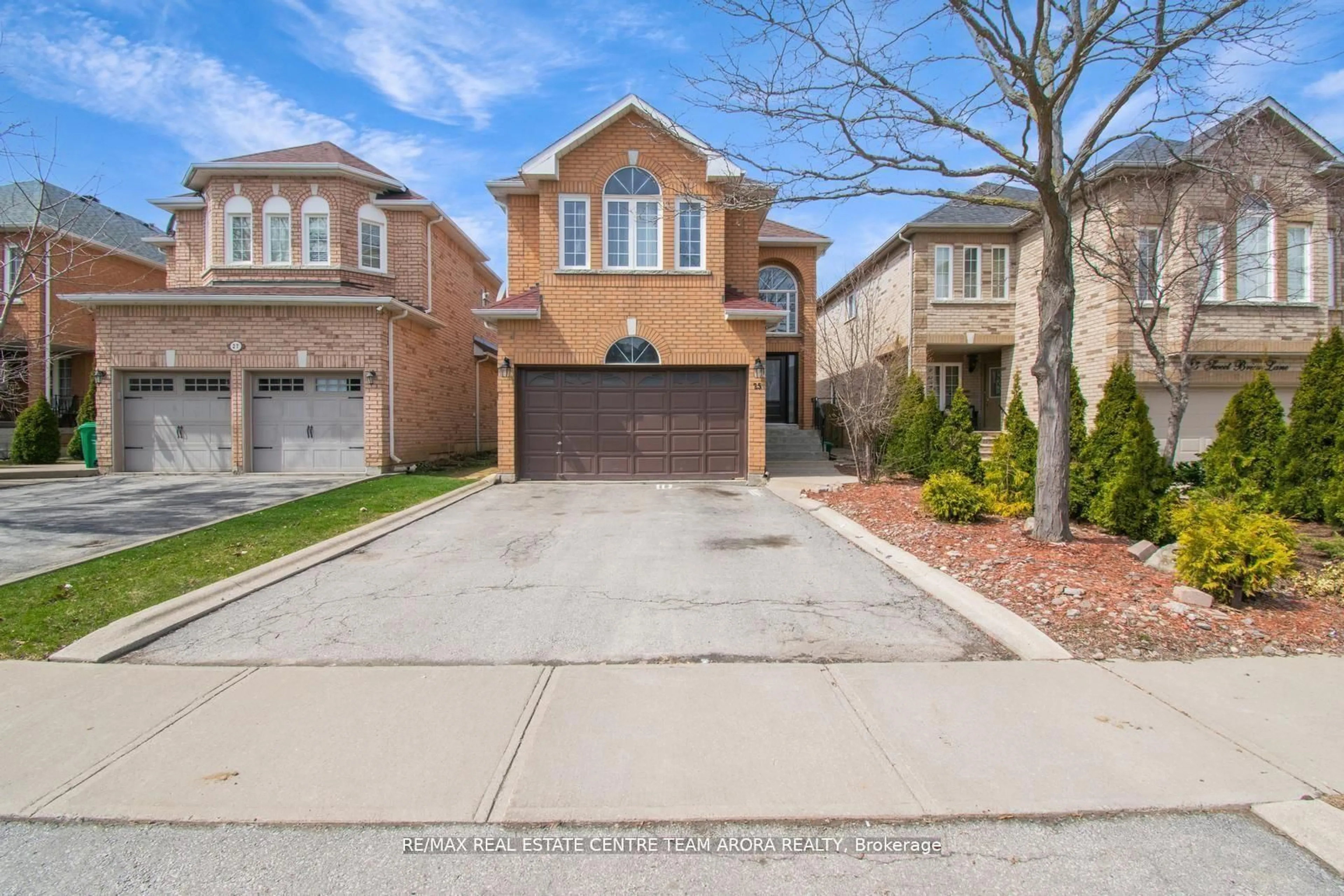 Home with brick exterior material, street for 25 Sweet Briar Lane, Brampton Ontario L6Z 4V2