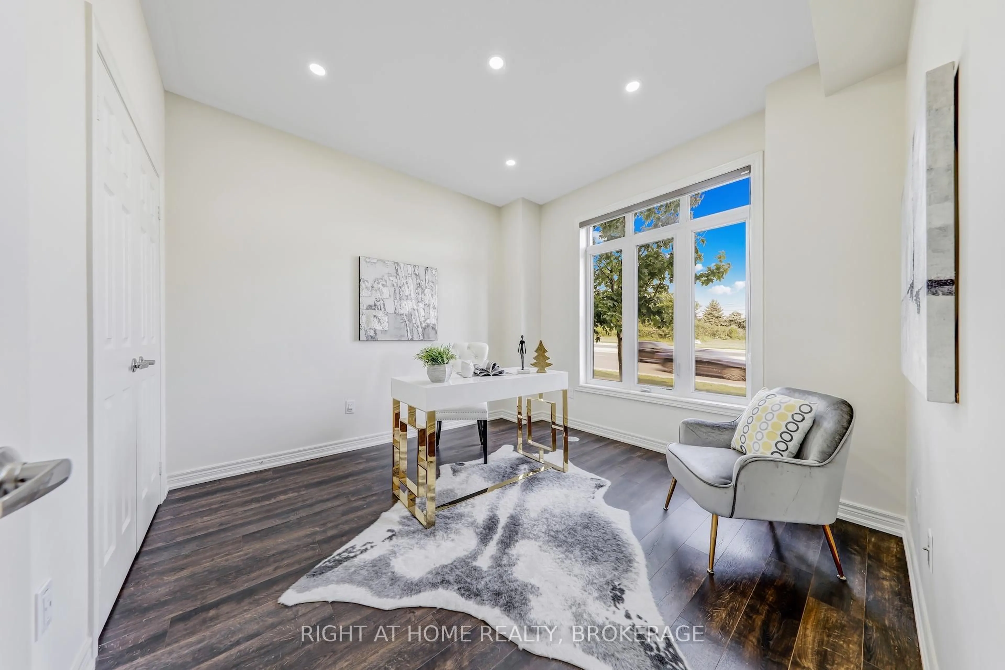 A pic of a room for 503 Dundas St, Oakville Ontario L6H 3P5