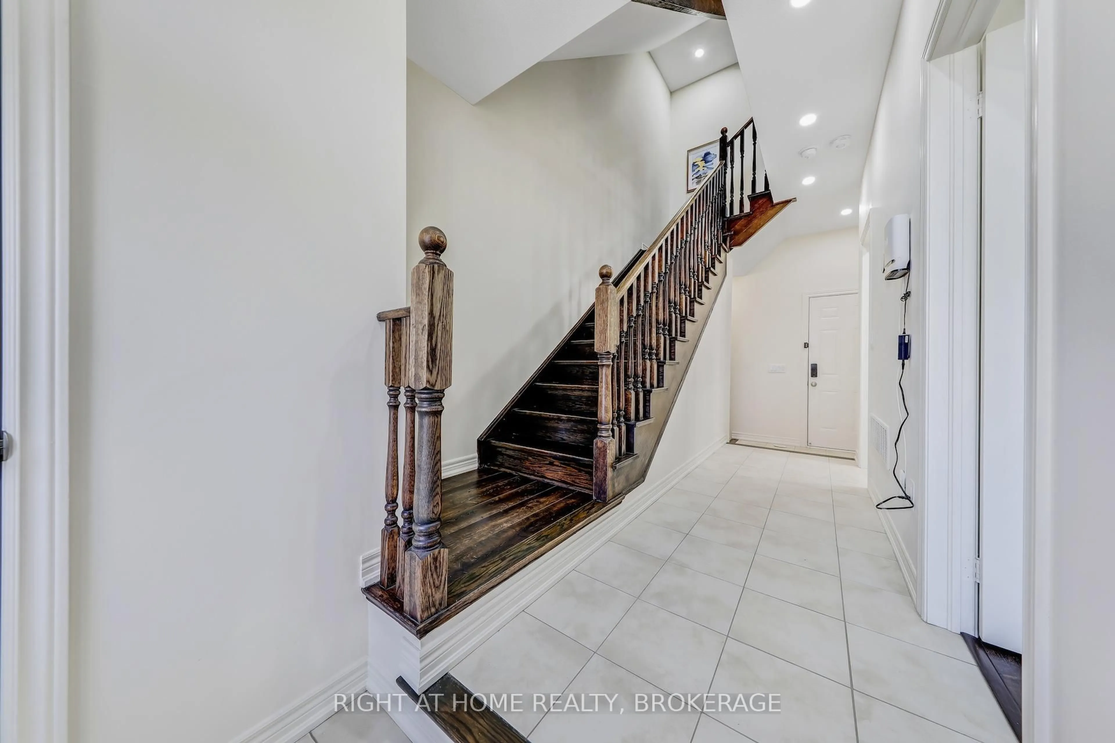 Indoor foyer for 503 Dundas St, Oakville Ontario L6H 3P5