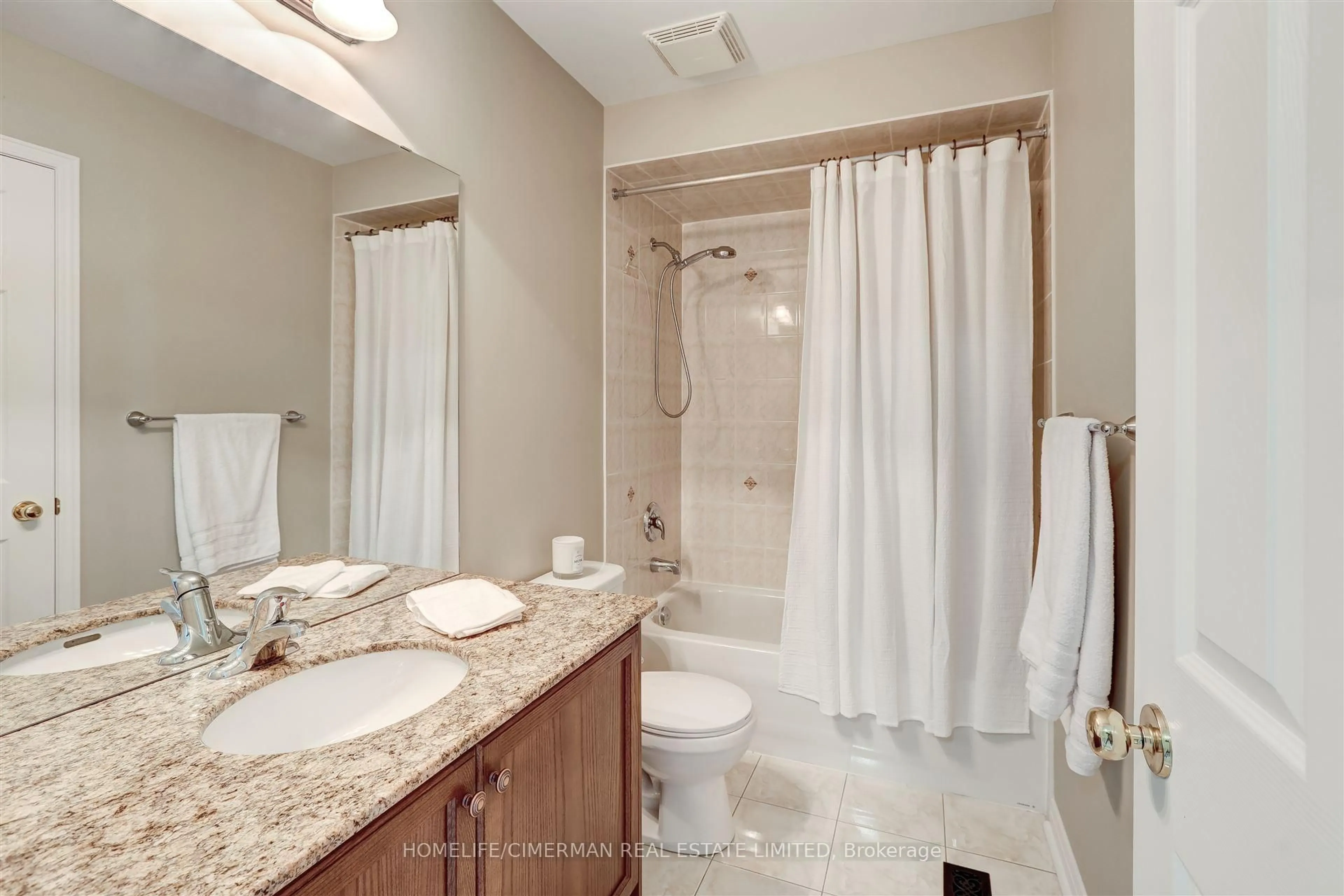 Standard bathroom, ceramic/tile floor for 4136 Rawlins Common, Burlington Ontario L7M 0B5