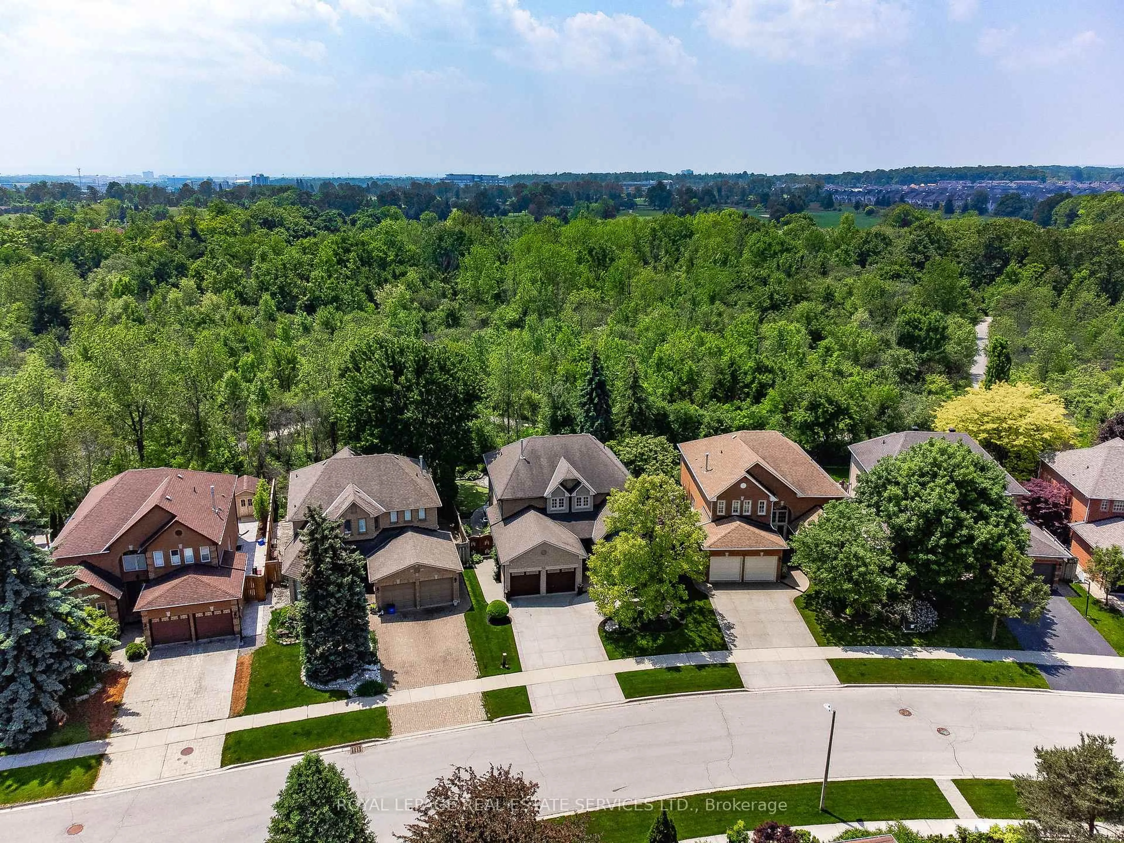 A pic from outside/outdoor area/front of a property/back of a property/a pic from drone, unknown for 2224 Brays Lane, Oakville Ontario L6M 3J6