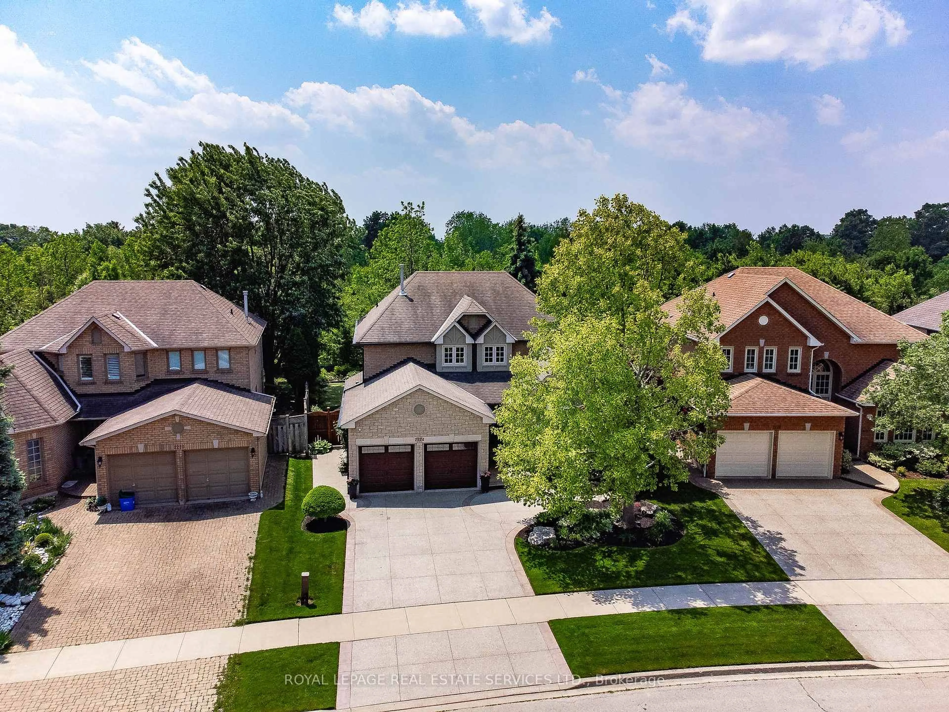 A pic from outside/outdoor area/front of a property/back of a property/a pic from drone, street for 2224 Brays Lane, Oakville Ontario L6M 3J6