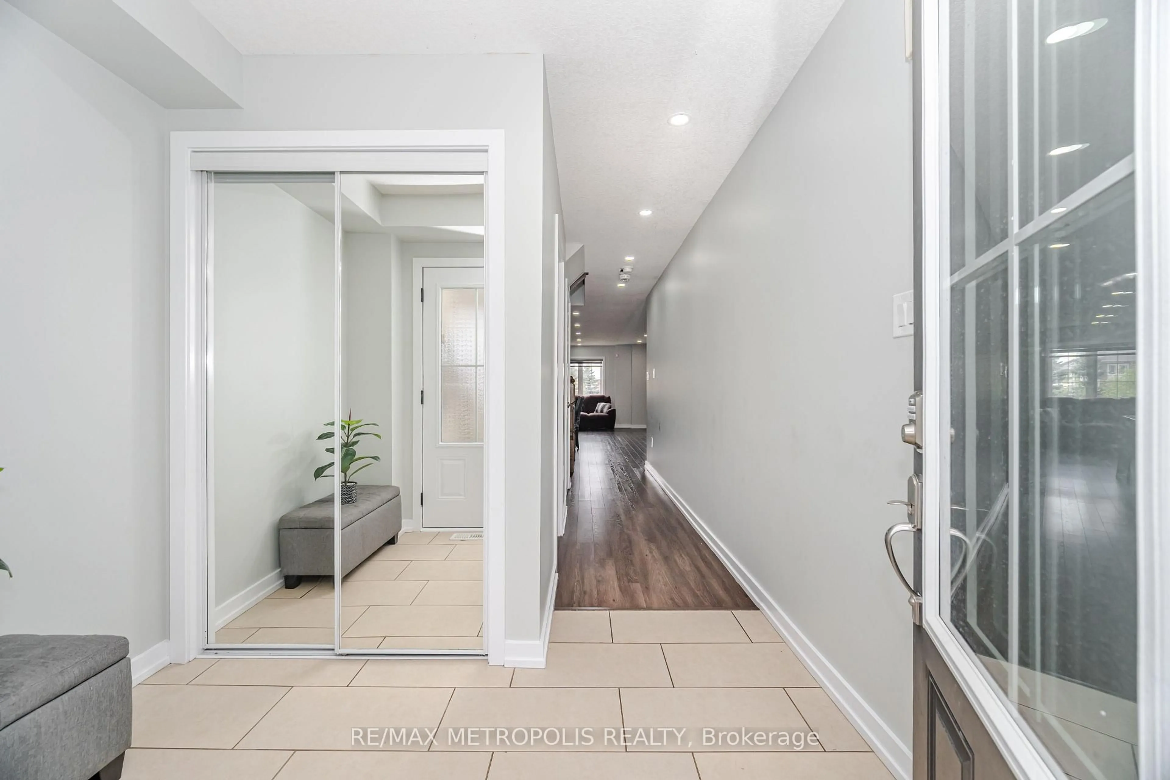 Indoor entryway for 4 Edsel Rd, Brampton Ontario L7A 4K6