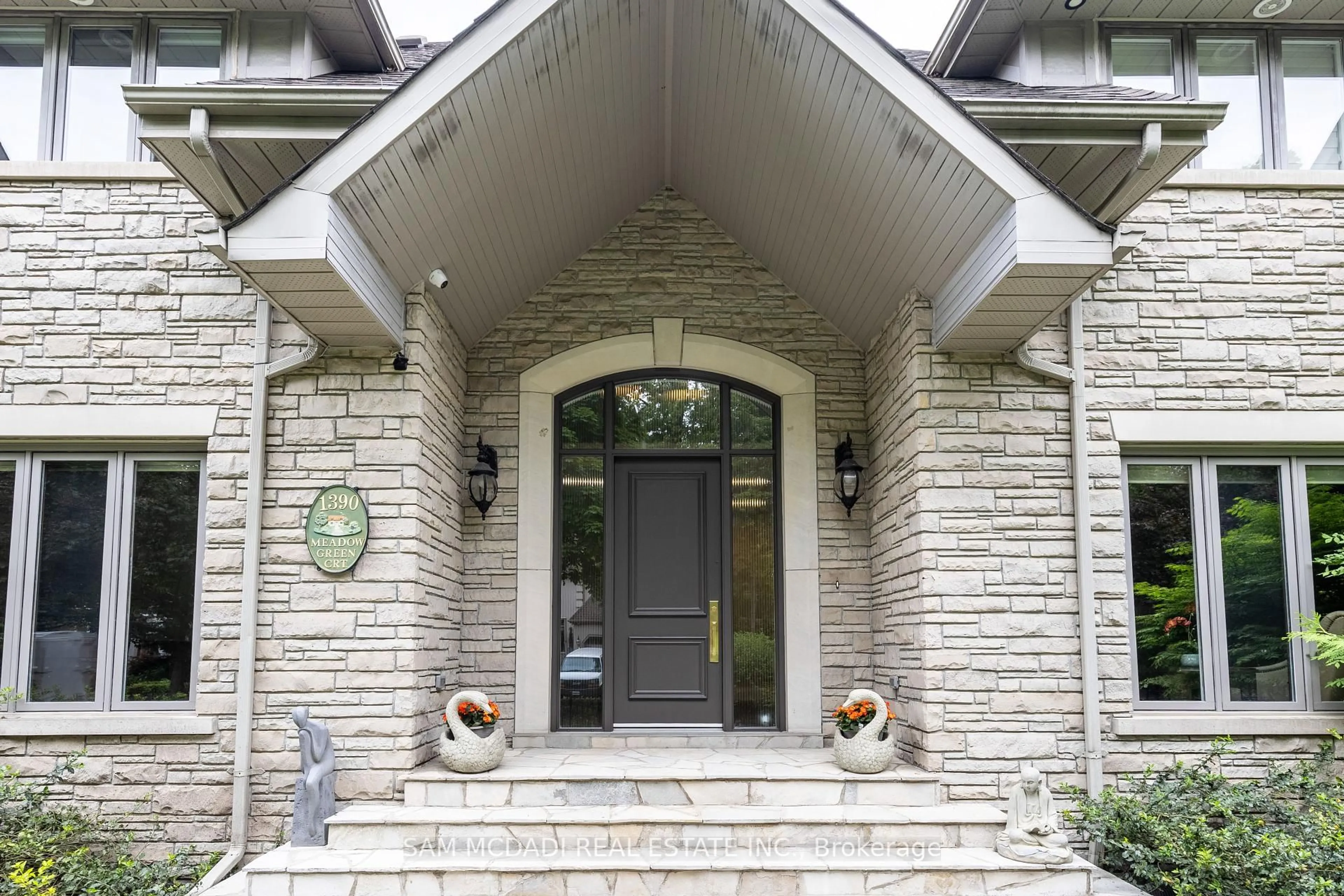 Indoor entryway for 1390 Meadow Green Crt, Mississauga Ontario L5H 4J3