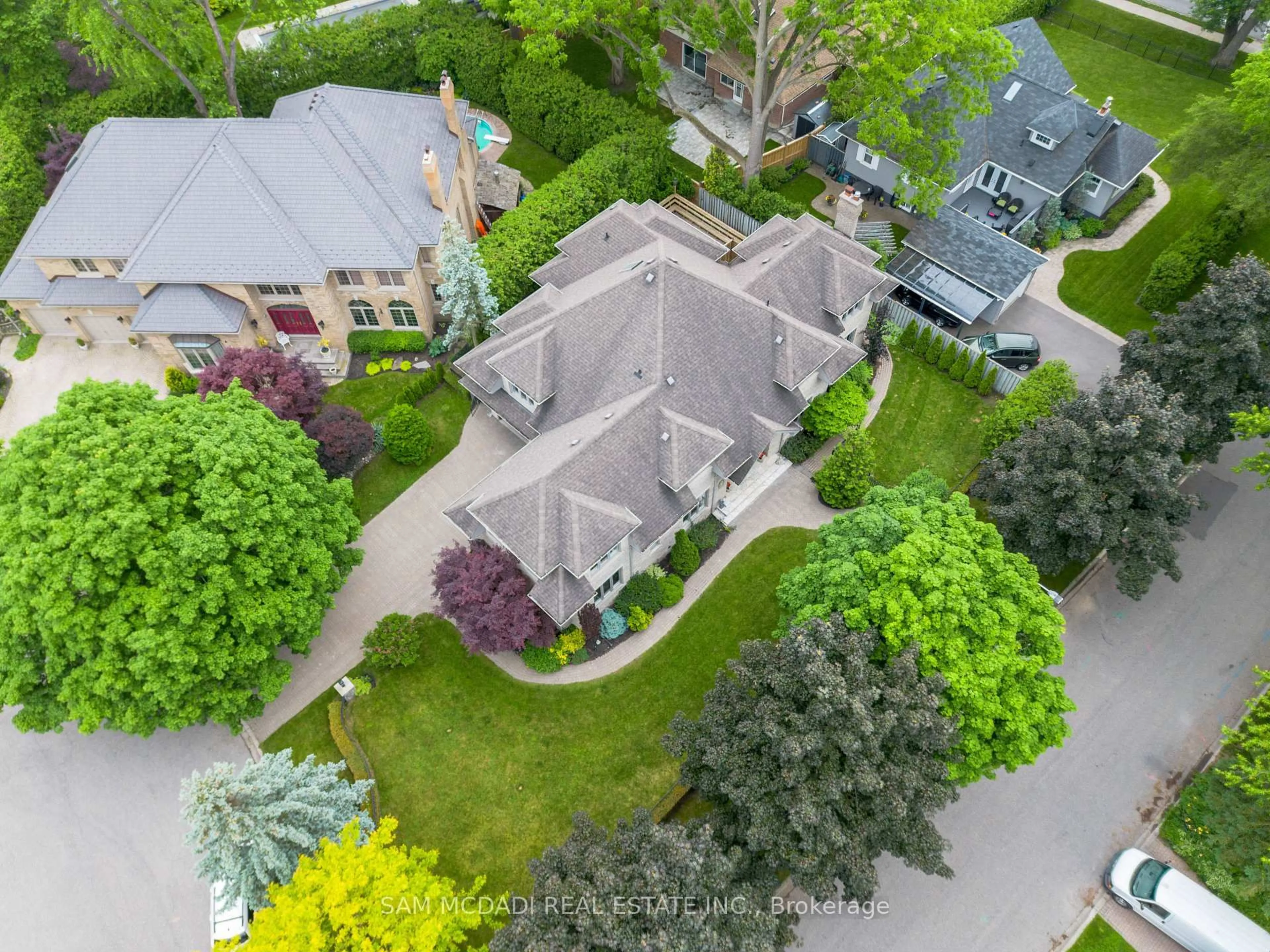 A pic from outside/outdoor area/front of a property/back of a property/a pic from drone, street for 1390 Meadow Green Crt, Mississauga Ontario L5H 4J3