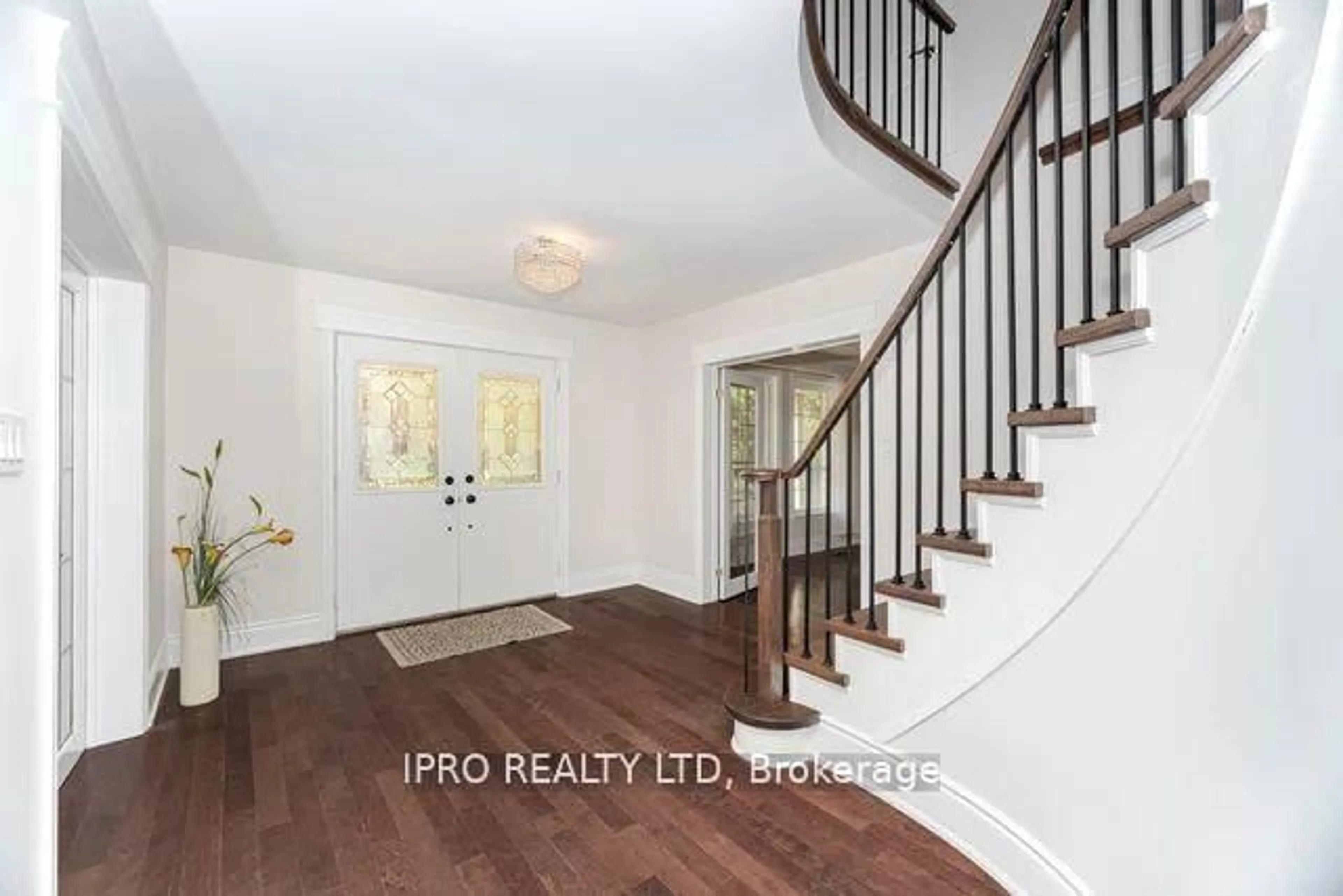 Indoor entryway for 42 Hillside Dr, Brampton Ontario L6S 1A3