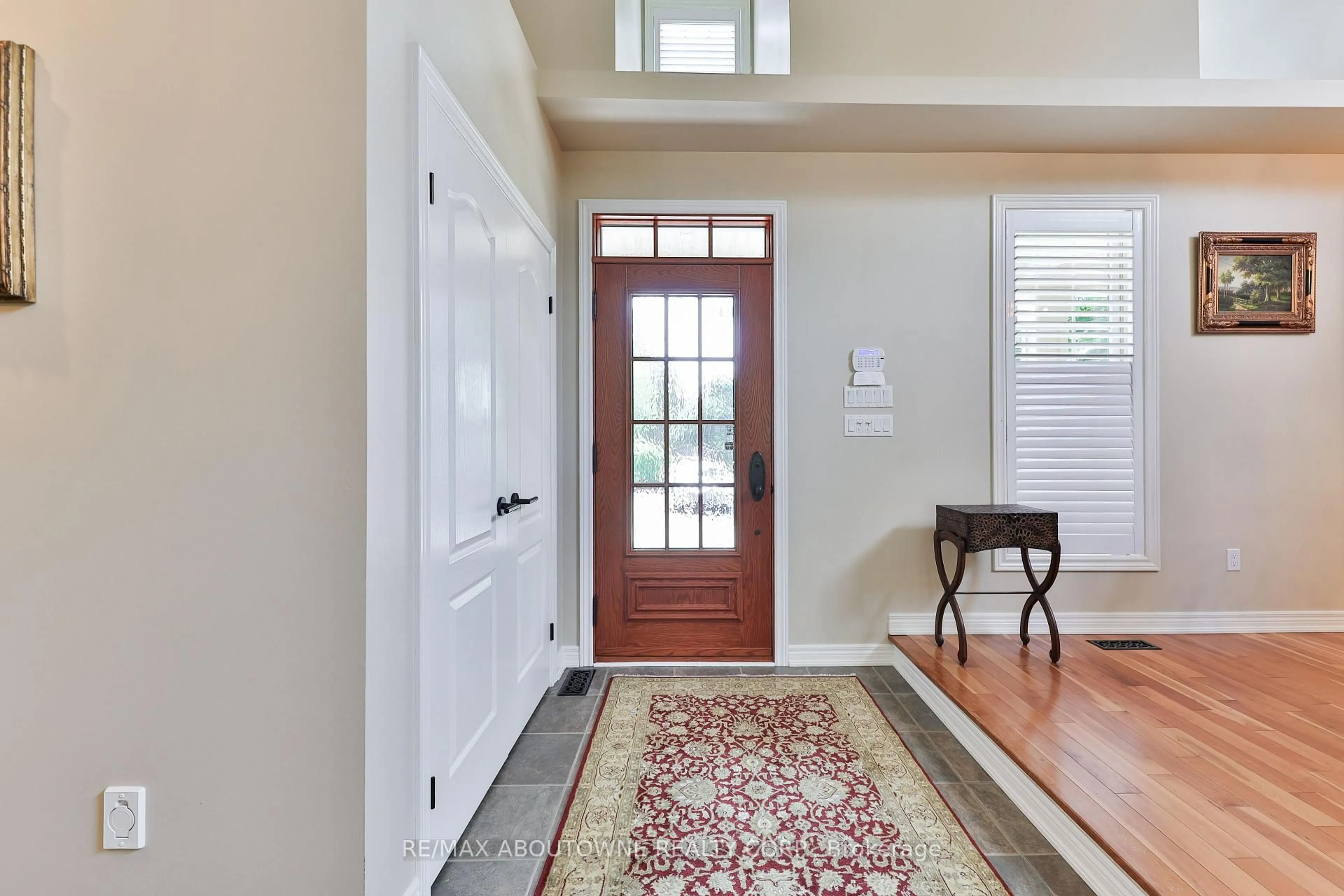Indoor entryway for 3105 Lakeshore Rd, Burlington Ontario L7N 1A3