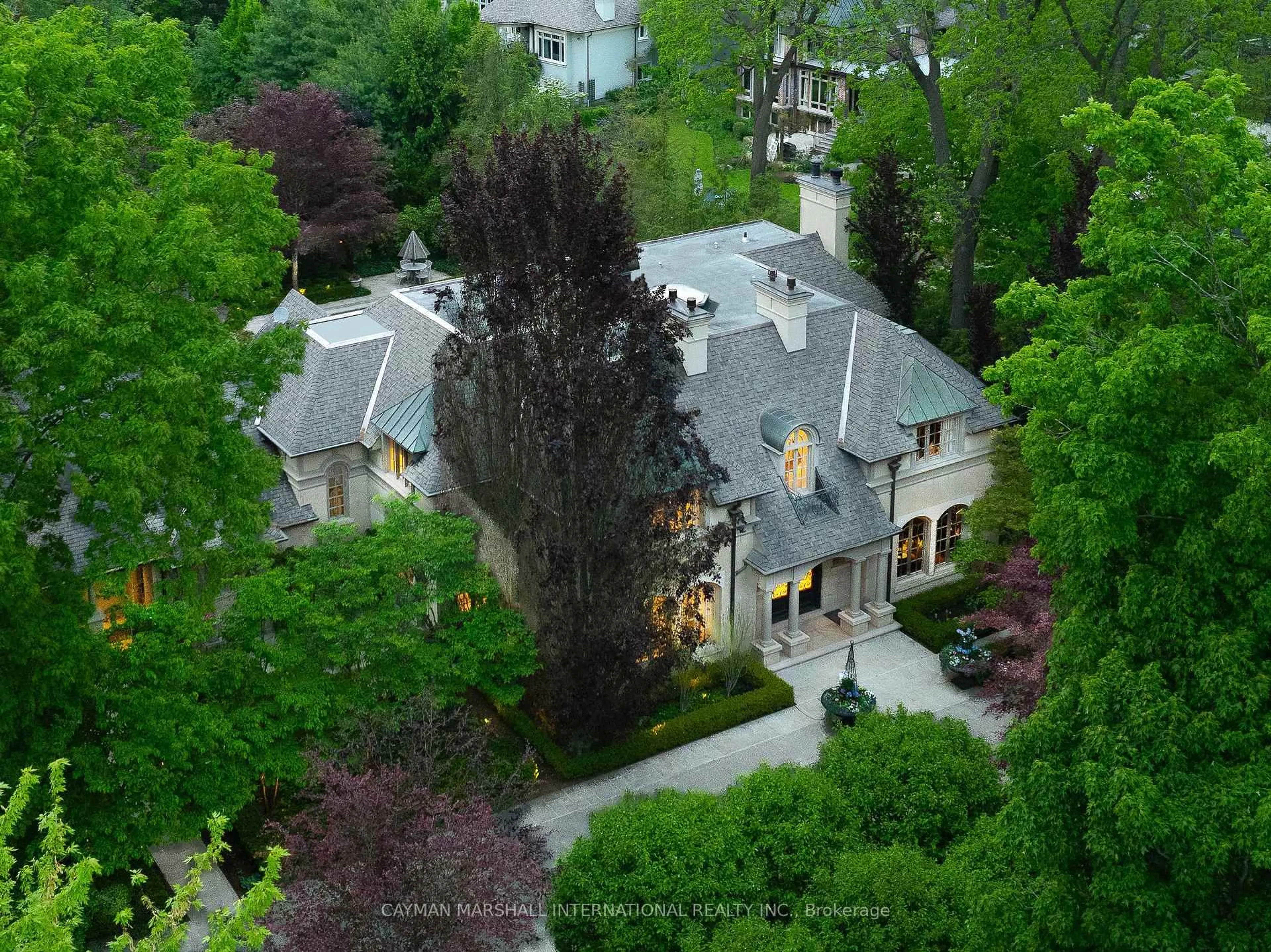 A pic from outside/outdoor area/front of a property/back of a property/a pic from drone, street for 1021 Lakeshore Rd, Oakville Ontario L6J 1K7