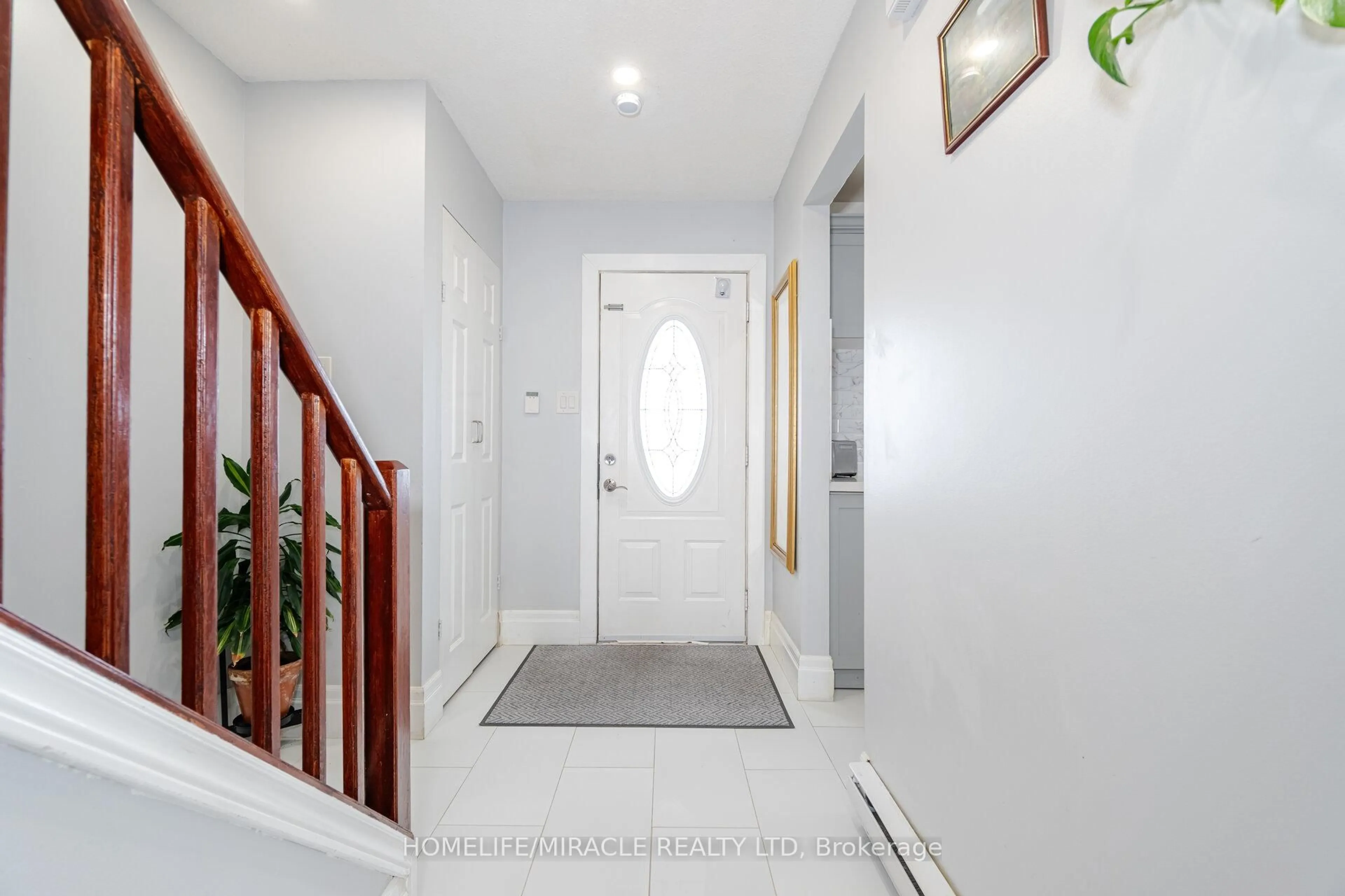 Indoor foyer for 12 Huckleberry Sq, Brampton Ontario L6S 1Y2