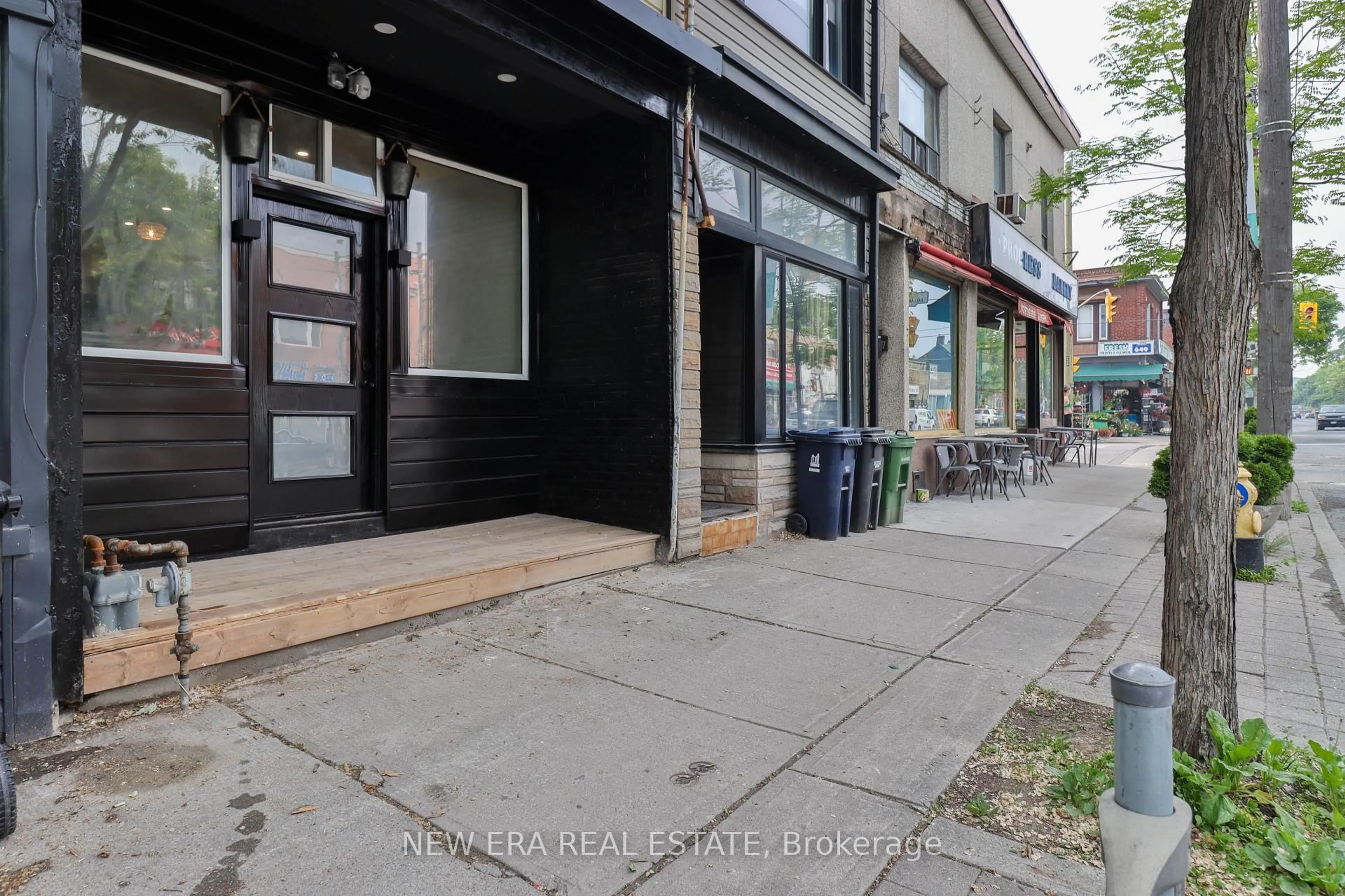 Patio, street for 990 Dovercourt Rd, Toronto Ontario M6H 2X5