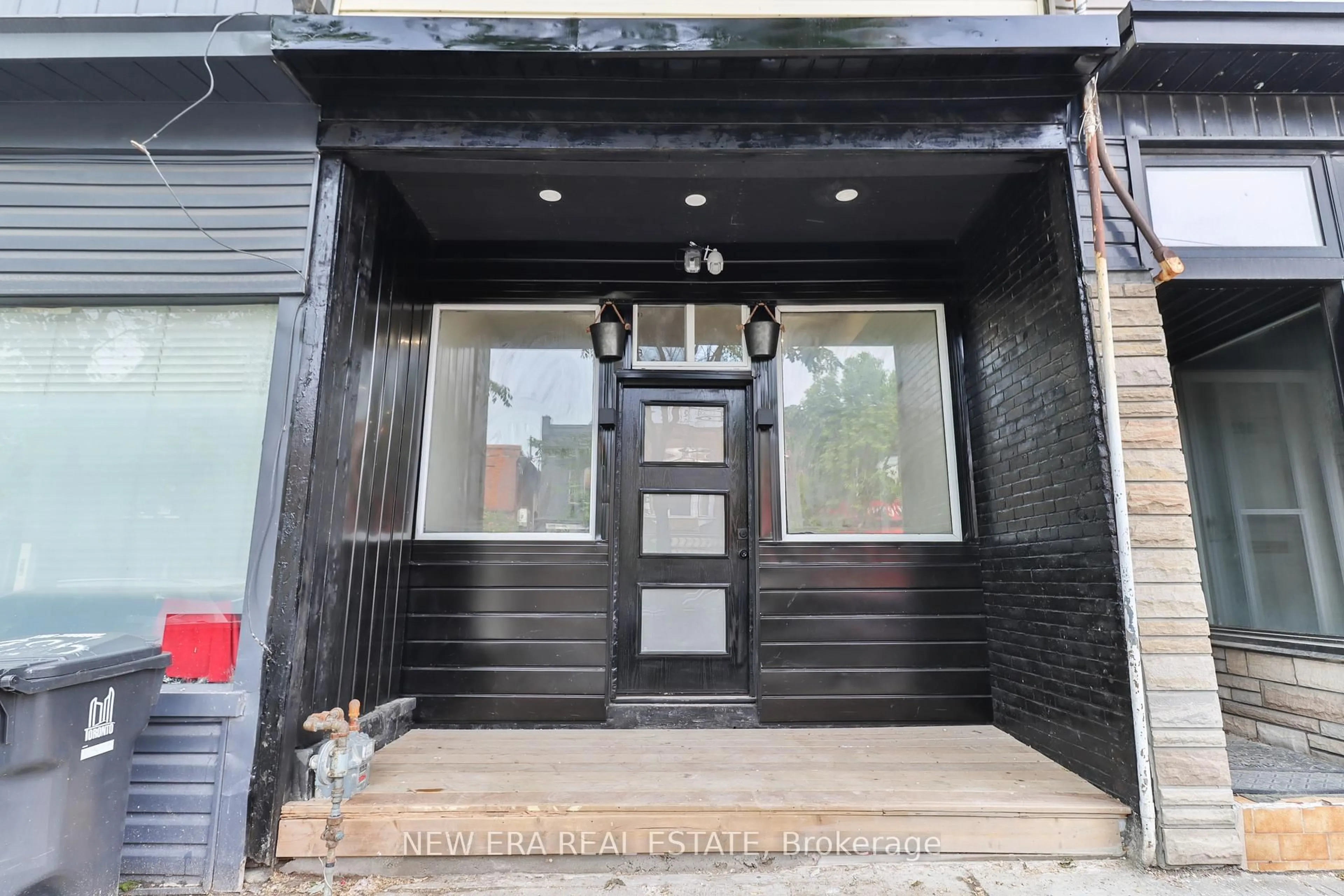 Indoor entryway for 990 Dovercourt Rd, Toronto Ontario M6H 2X5