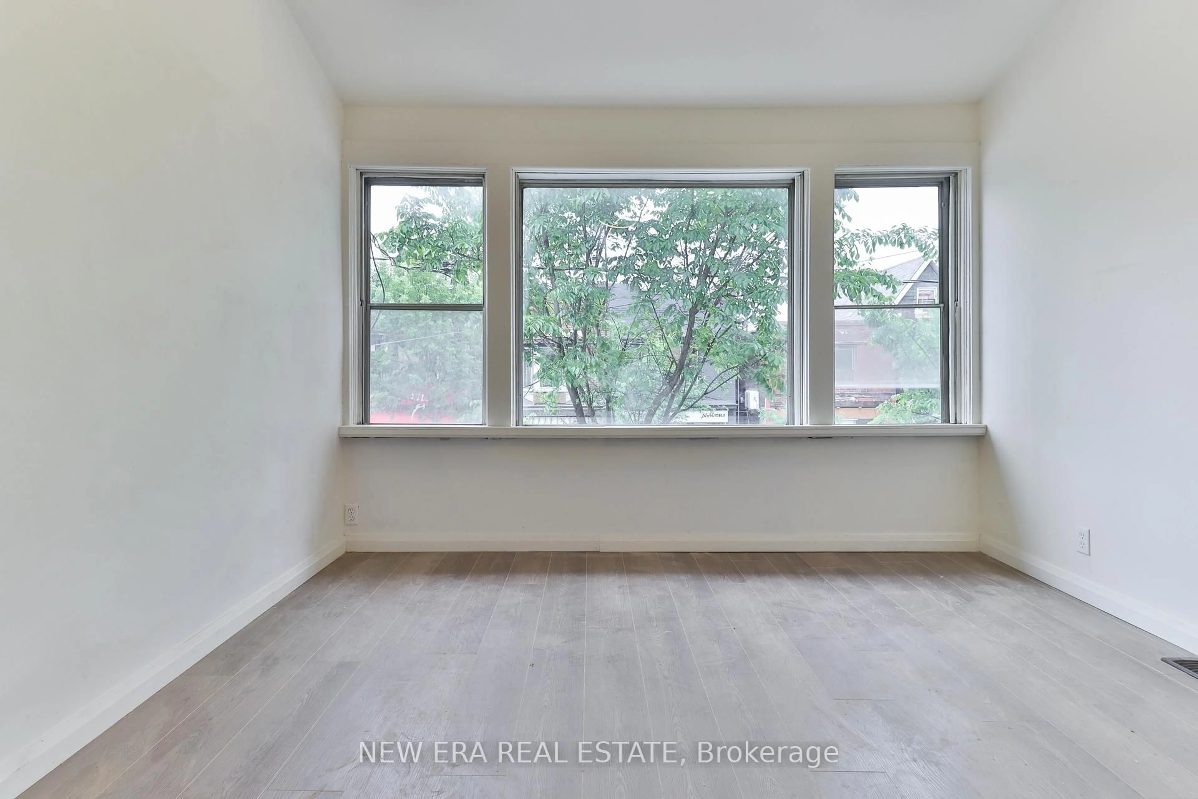 A pic of a room for 990 Dovercourt Rd, Toronto Ontario M6H 2X5