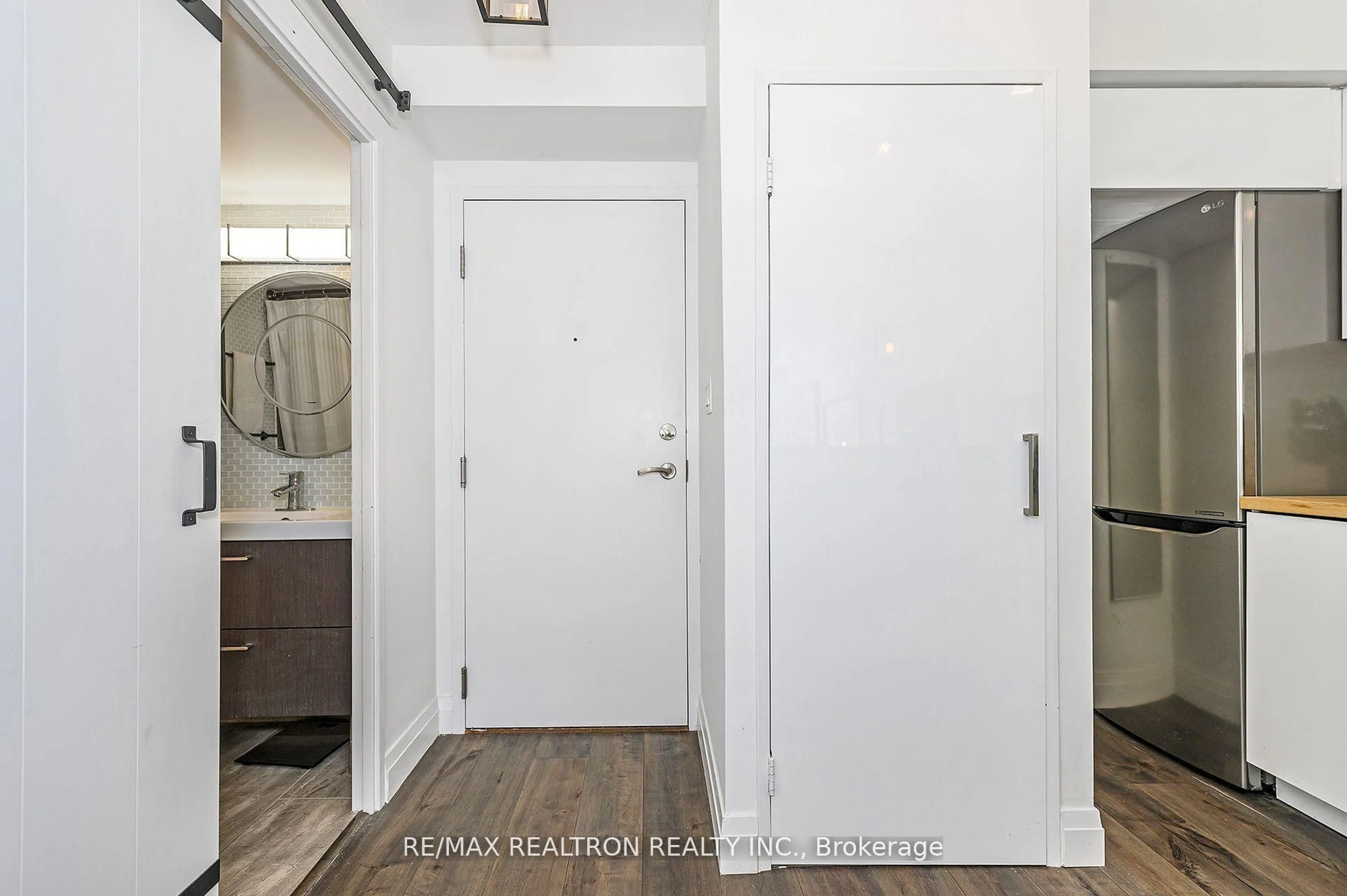 Indoor entryway for 2261 Lake Shore Blvd #220, Toronto Ontario M8V 3X1