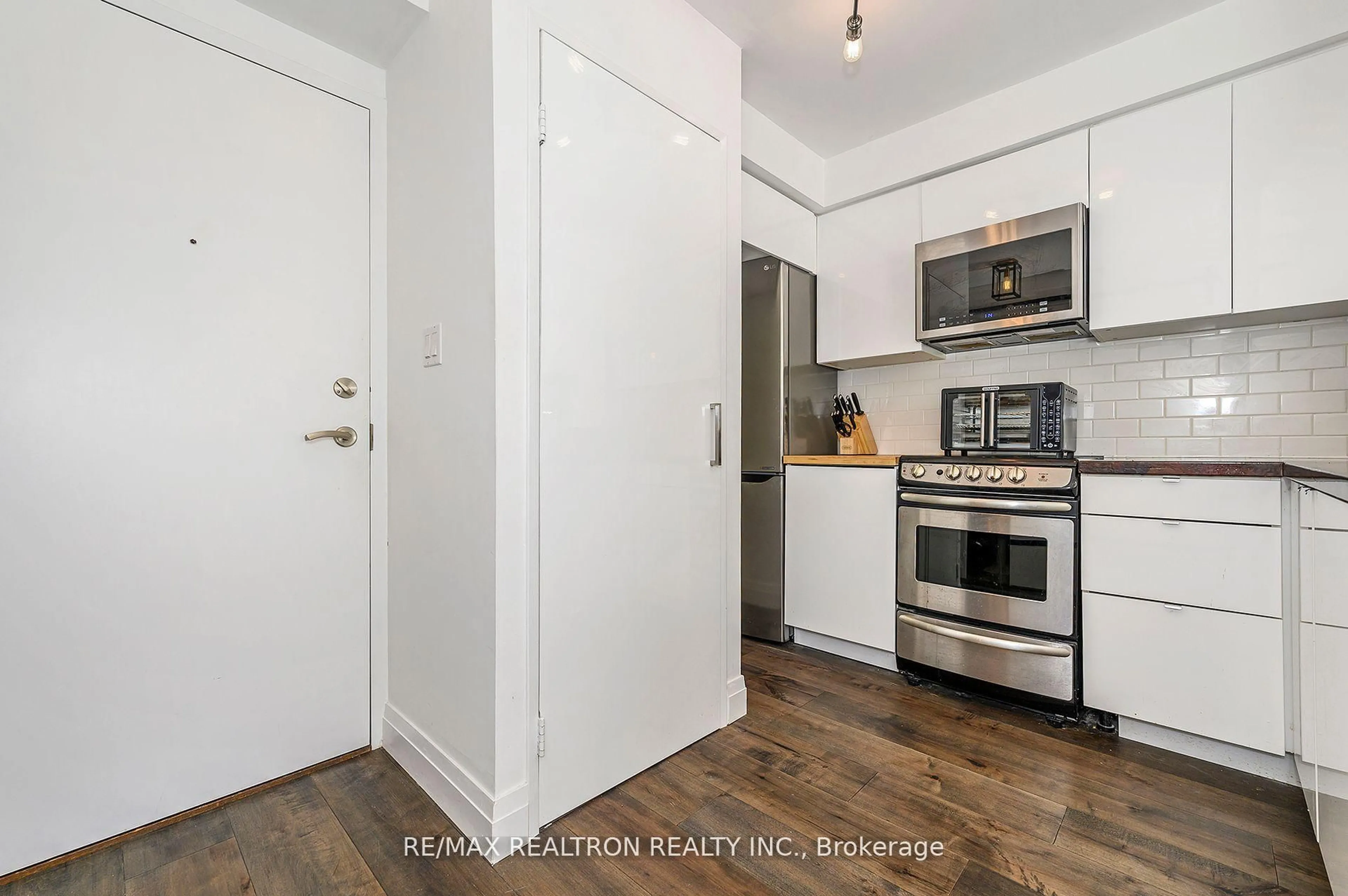 Standard kitchen, wood/laminate floor for 2261 Lake Shore Blvd #220, Toronto Ontario M8V 3X1
