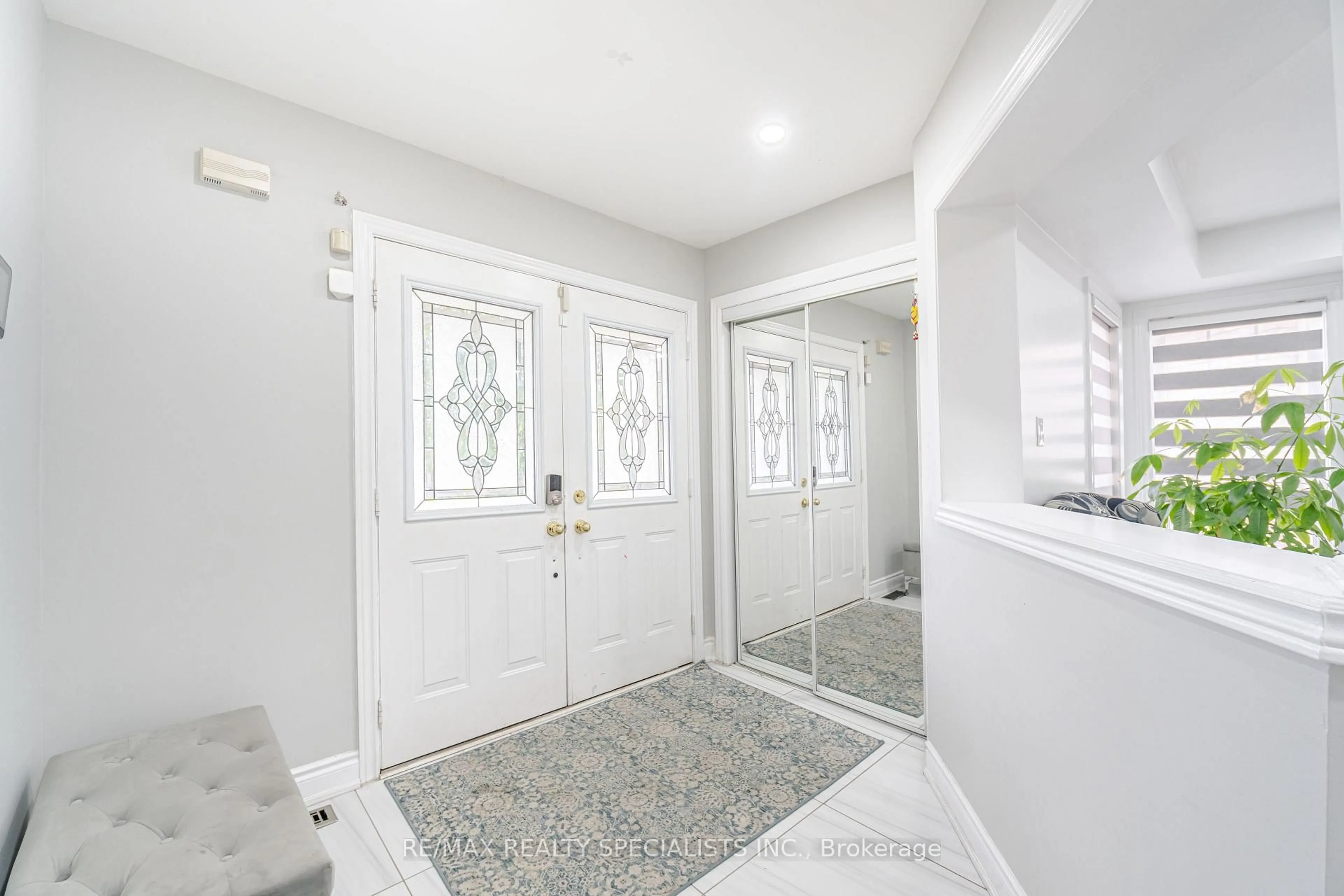 Indoor entryway for 64 Treasure Dr, Brampton Ontario L7A 3L7
