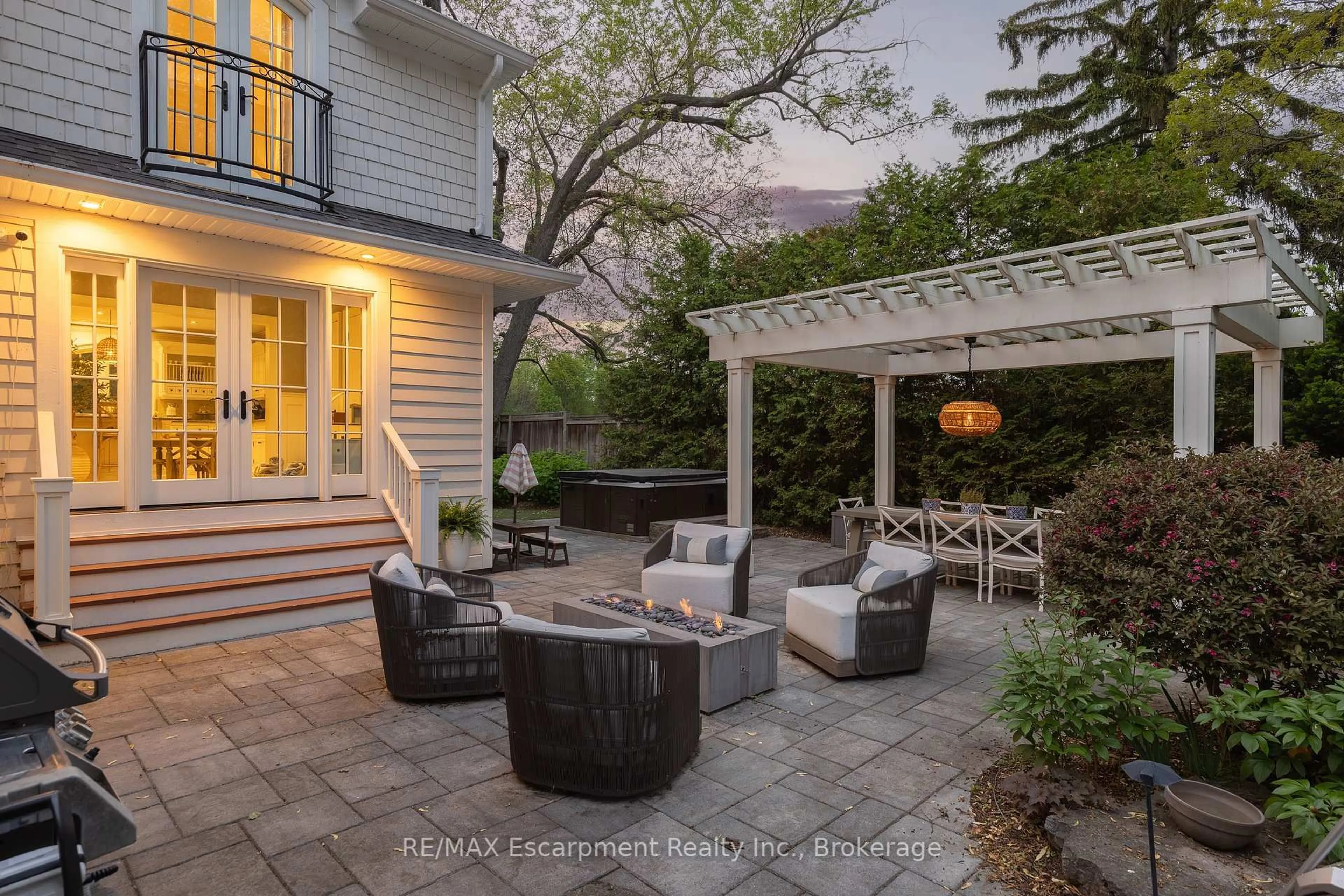 Patio, street for 161 Dianne Ave, Oakville Ontario L6J 4G8
