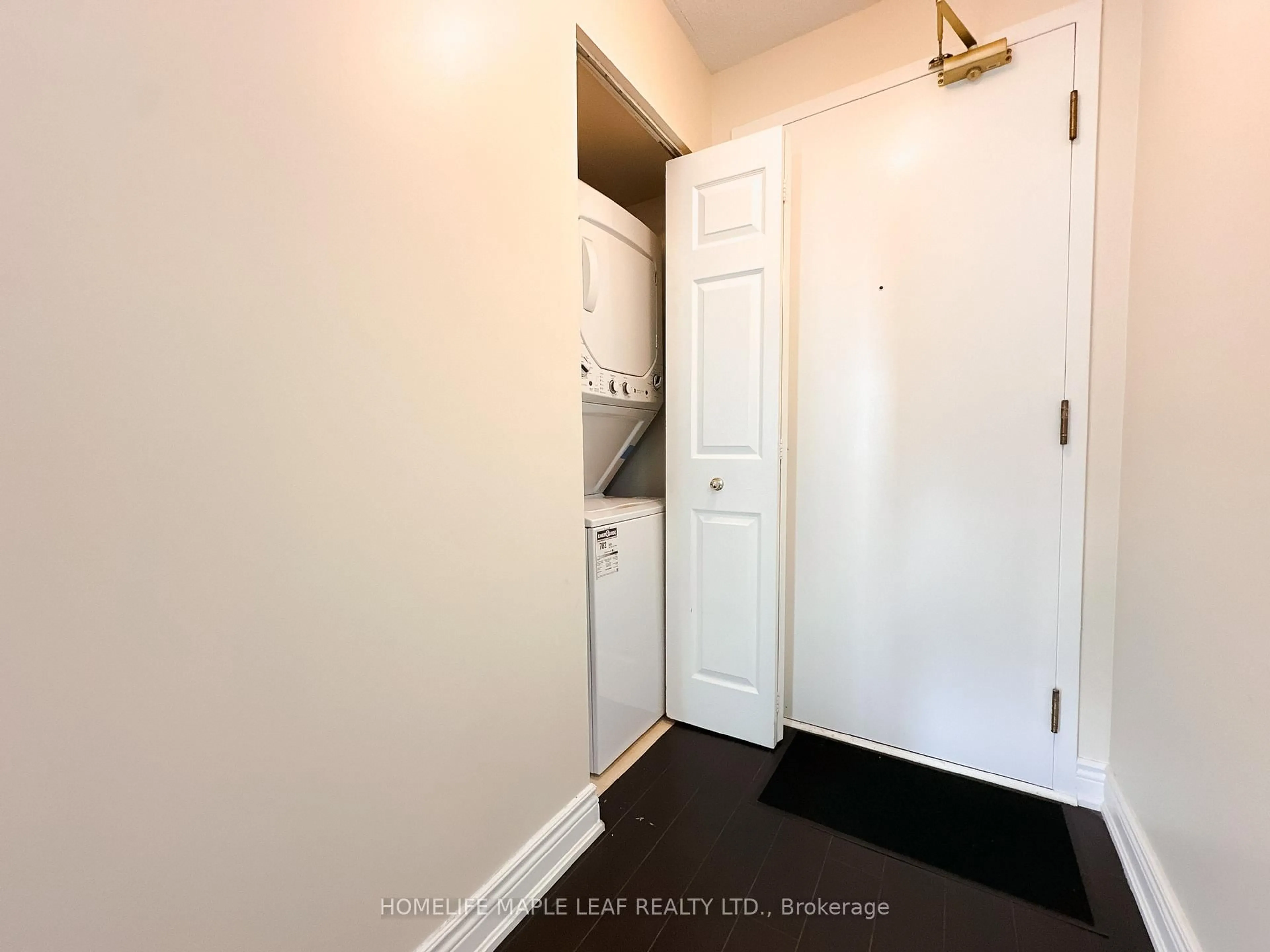 Indoor entryway for 4450 Tucana Crt #706, Mississauga Ontario L5R 3R4