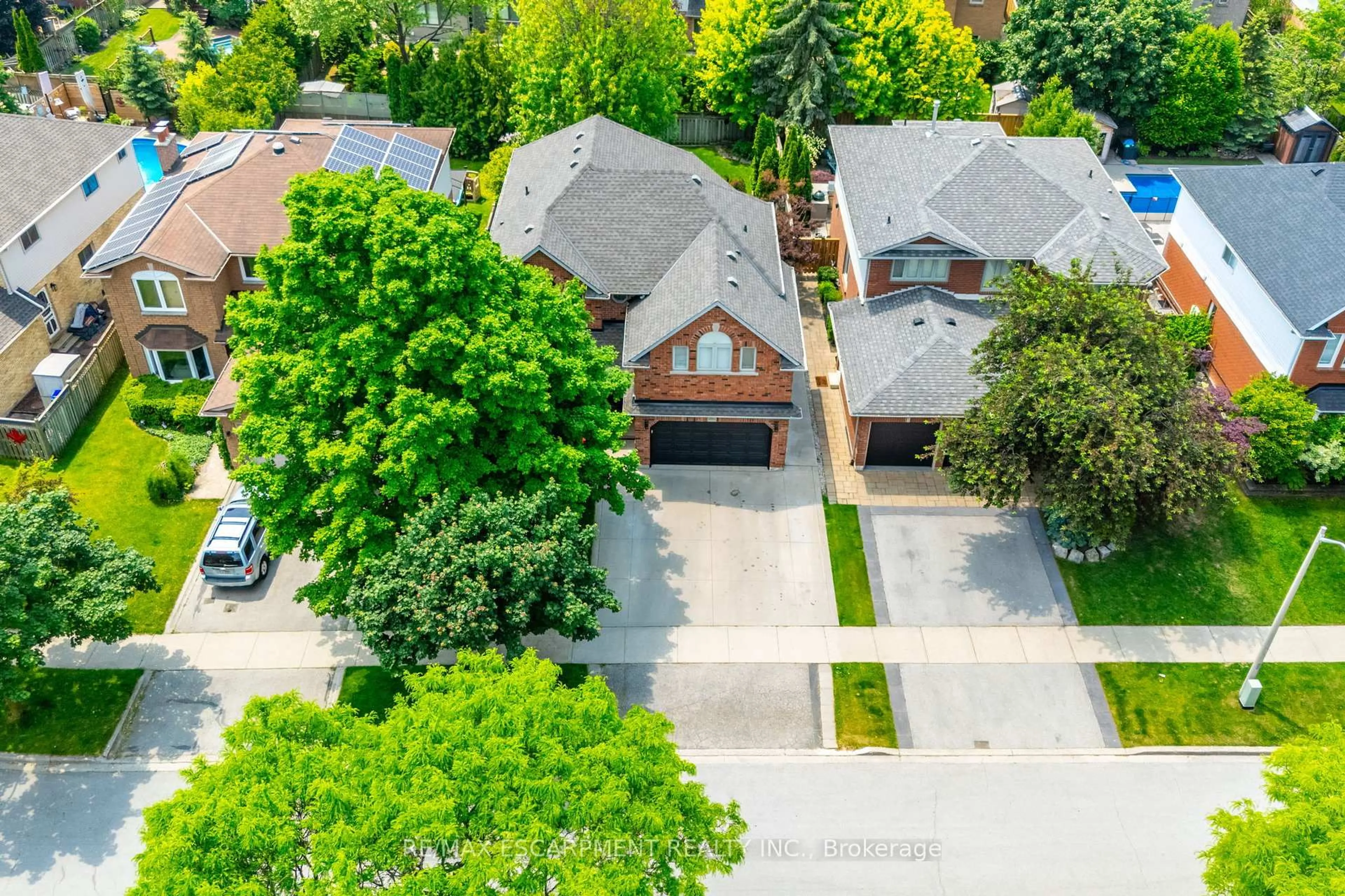 A pic from outside/outdoor area/front of a property/back of a property/a pic from drone, street for 2162 Heidi Ave, Burlington Ontario L7M 3X2
