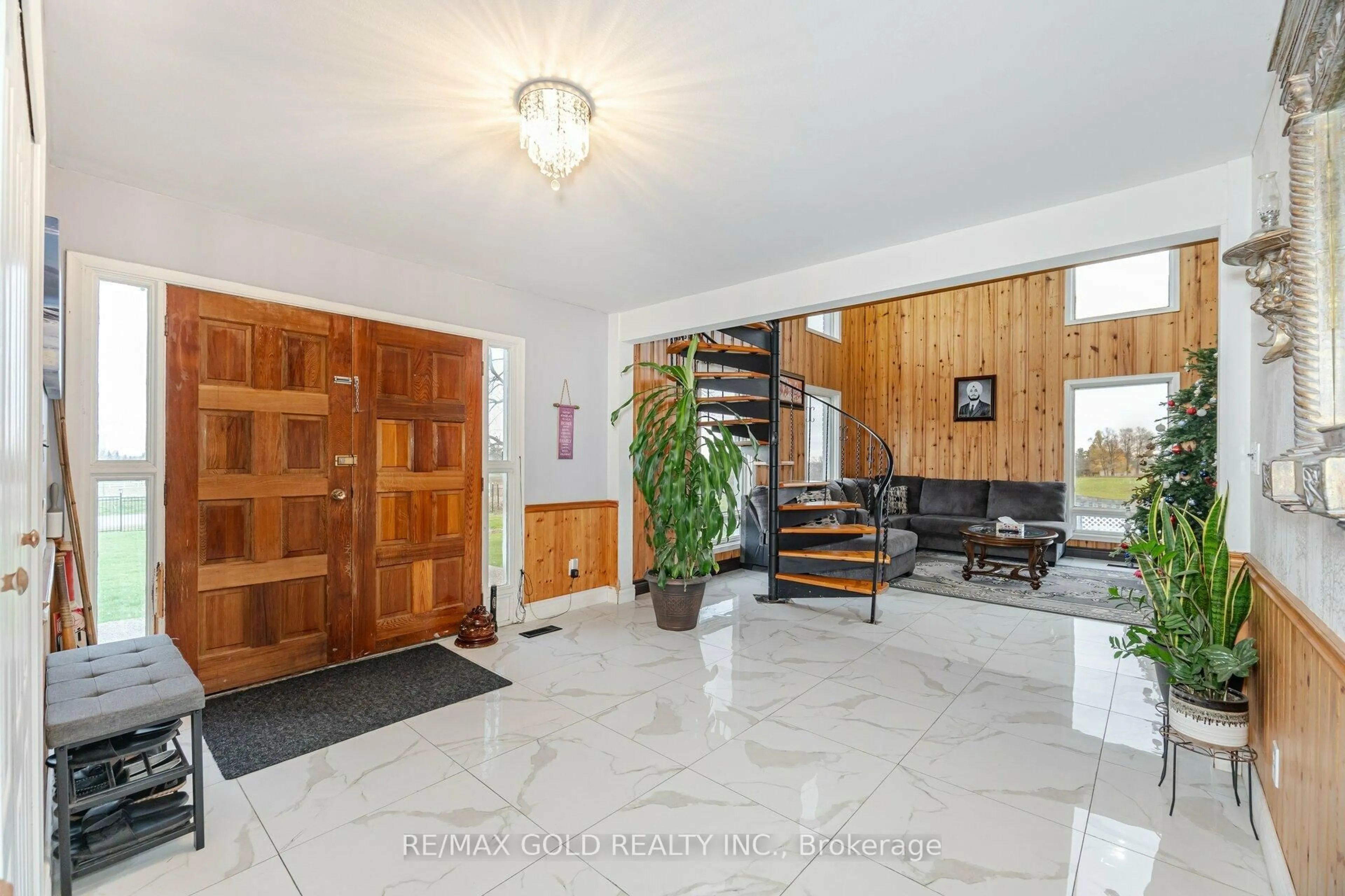 Indoor foyer for 13080 Centreville Creek Rd, Caledon Ontario L7C 3A7