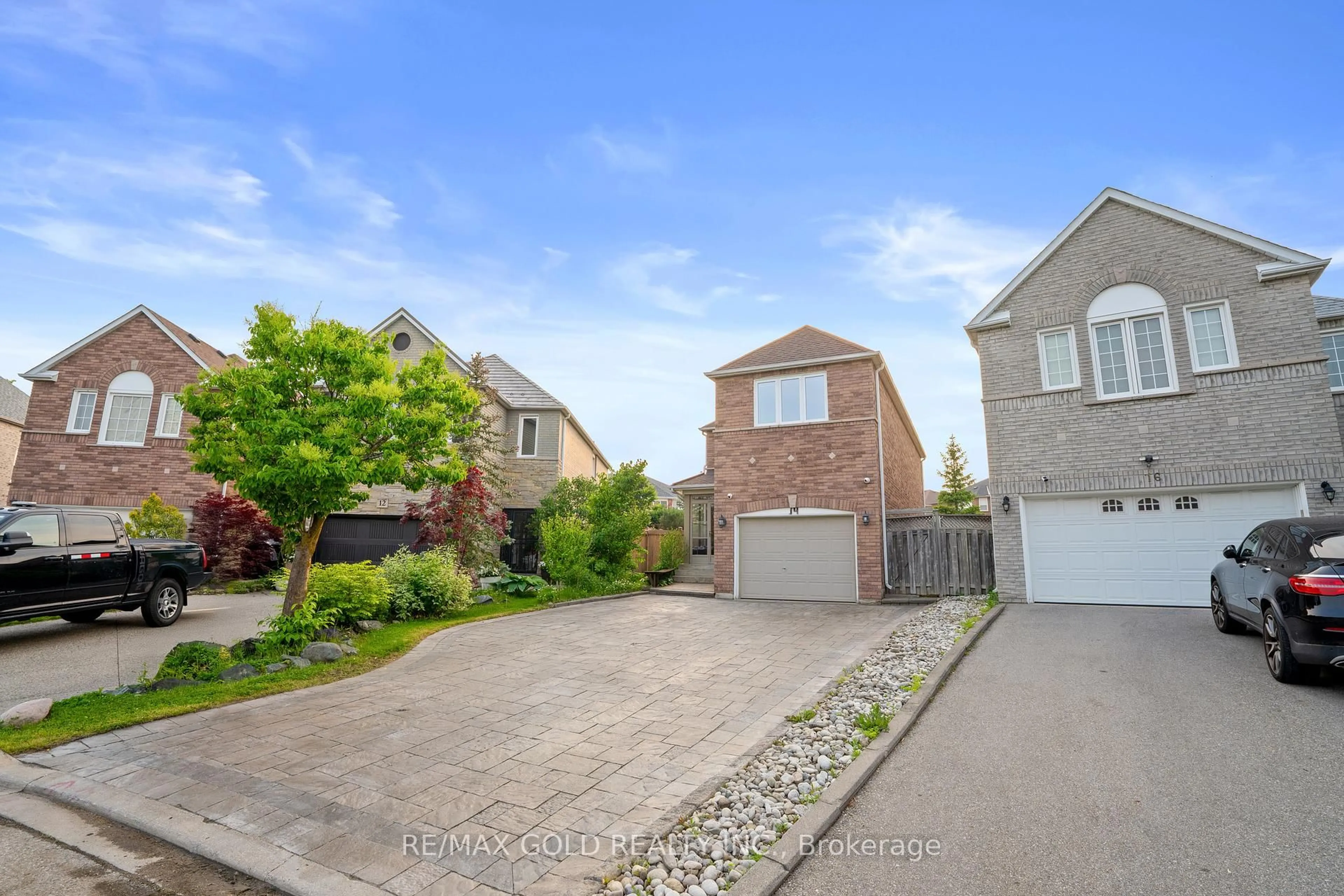 A pic from outside/outdoor area/front of a property/back of a property/a pic from drone, street for 14 Twisted Oak St, Brampton Ontario L6R 1T1
