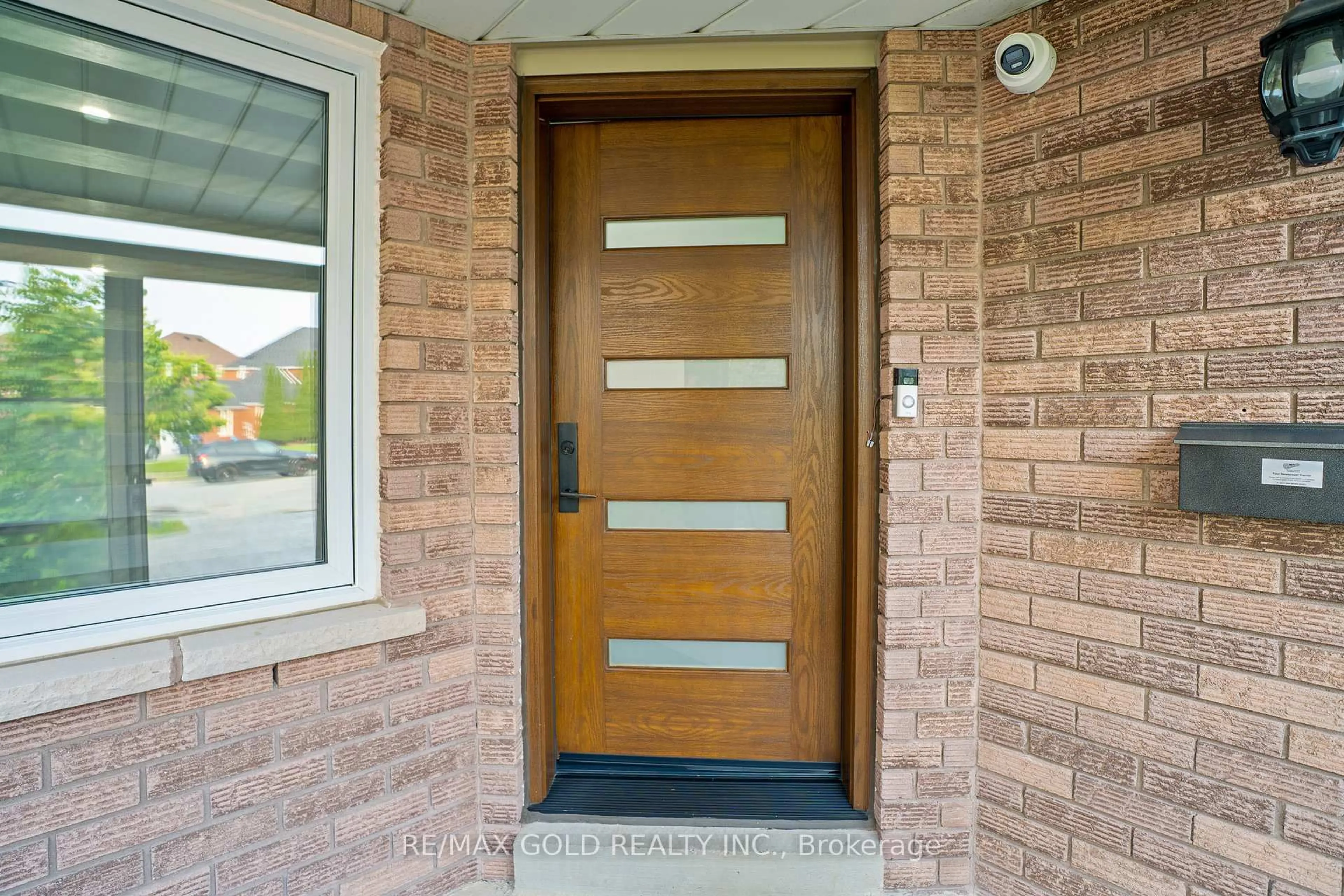 Indoor entryway for 14 Twisted Oak St, Brampton Ontario L6R 1T1