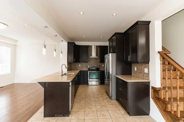 Additional image 32 of 974 Penson Cres