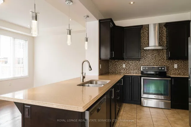 Additional image 31 of 974 Penson Cres