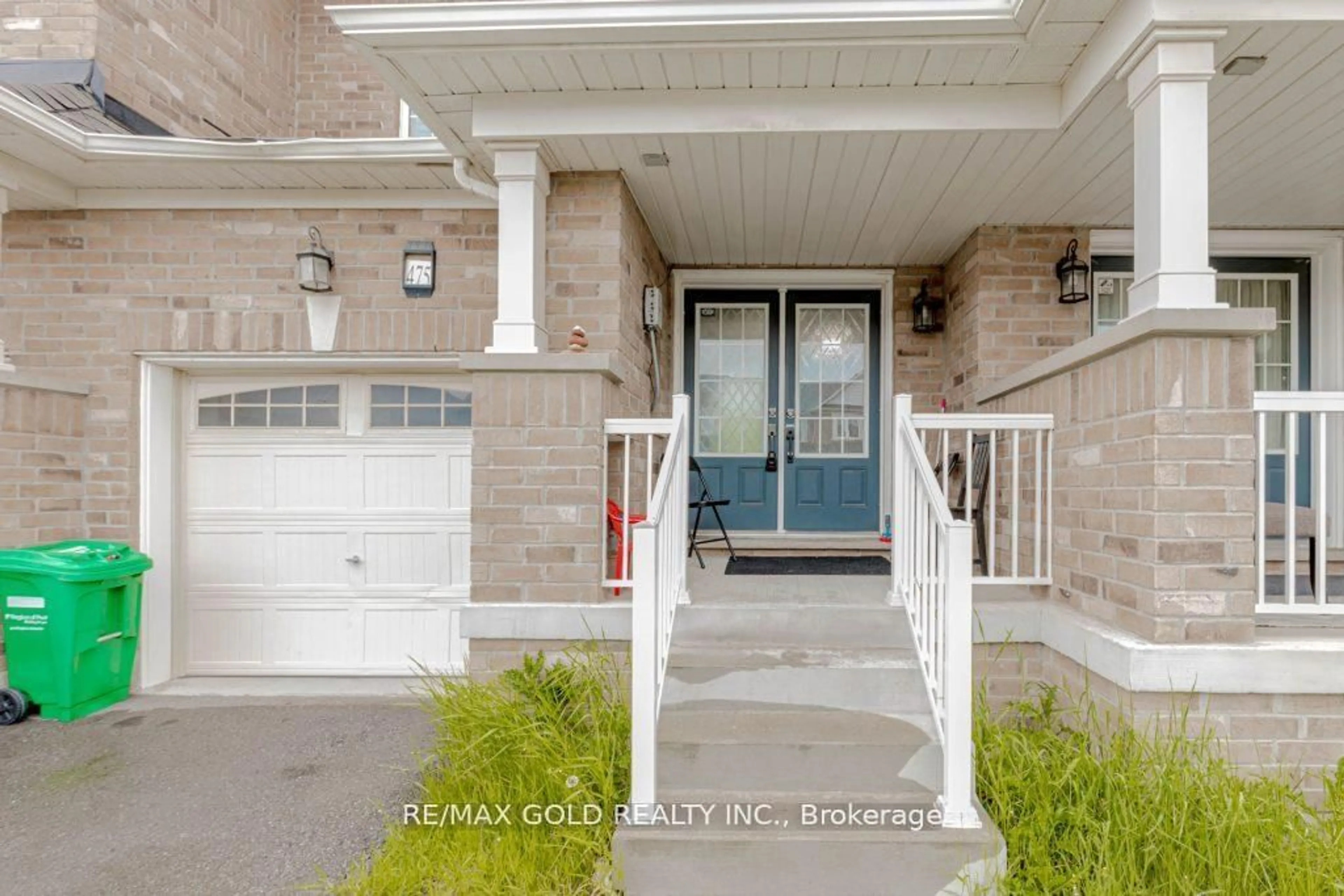 Indoor entryway for 475 Queen Mary Dr, Brampton Ontario L7A 0C7