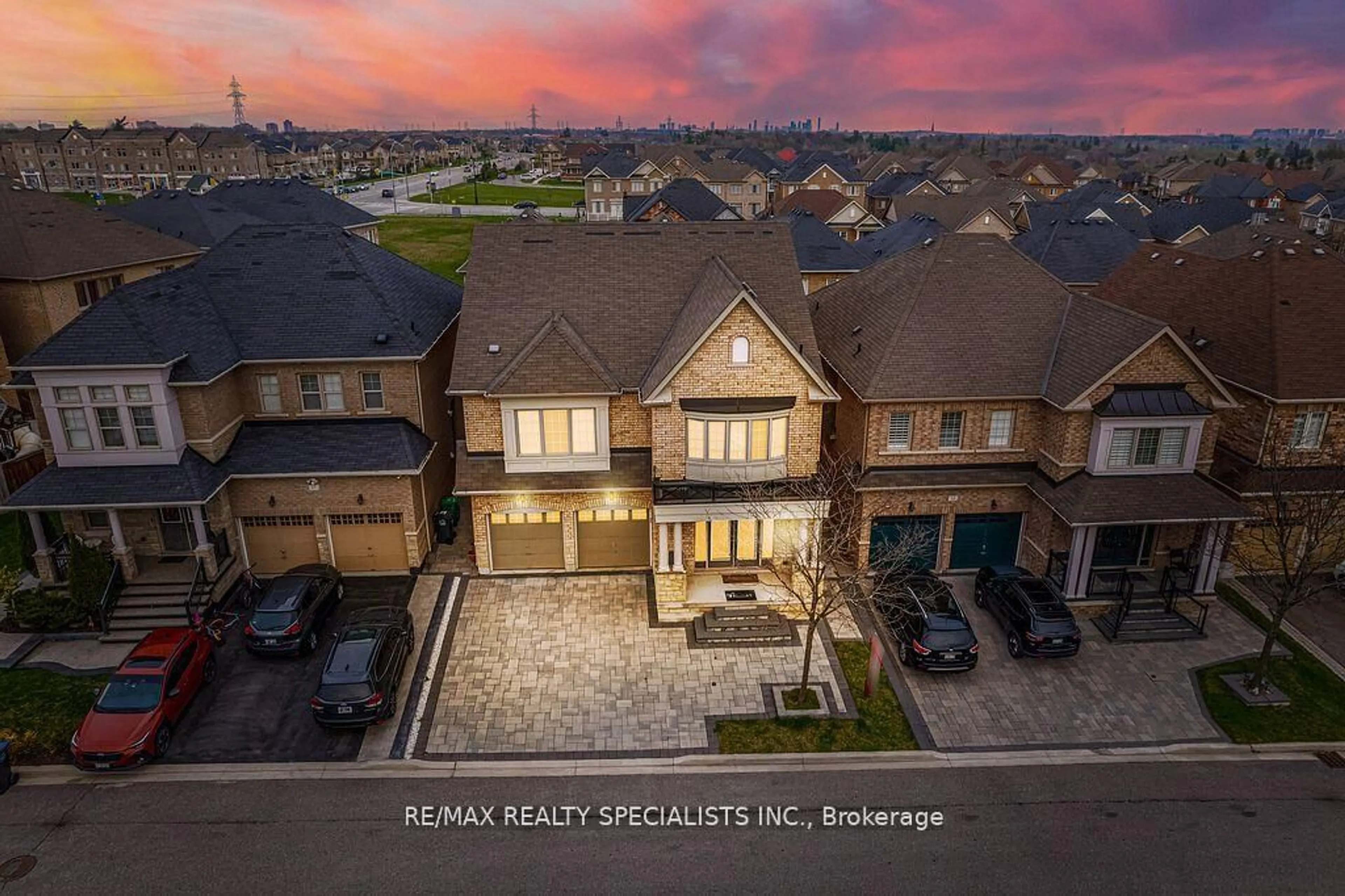 A pic from outside/outdoor area/front of a property/back of a property/a pic from drone, street for 15 Cranwood Circ, Brampton Ontario L6Y 0Y4