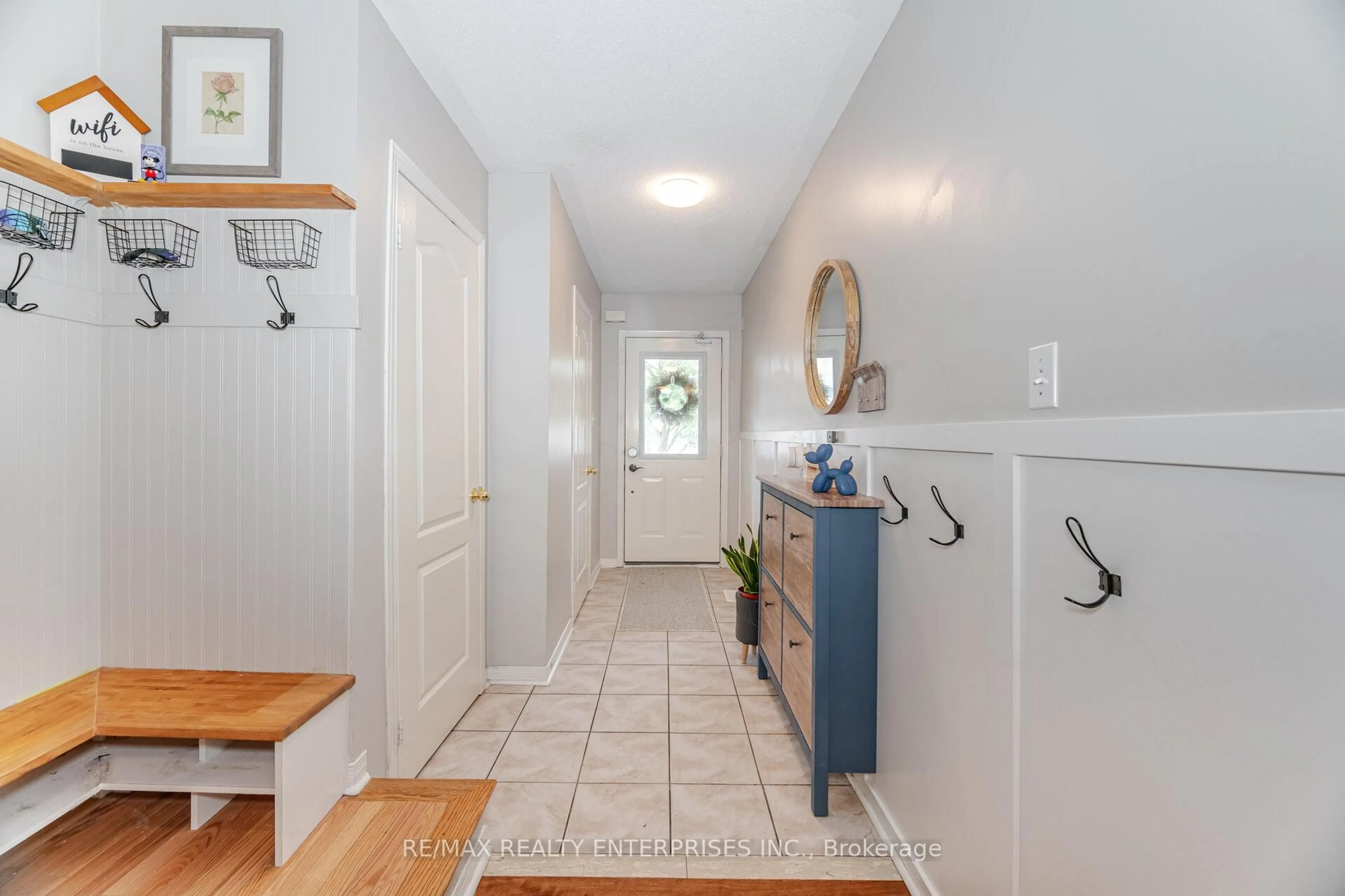 Indoor entryway for 770 Othello Crt, Mississauga Ontario L5W 1Y3