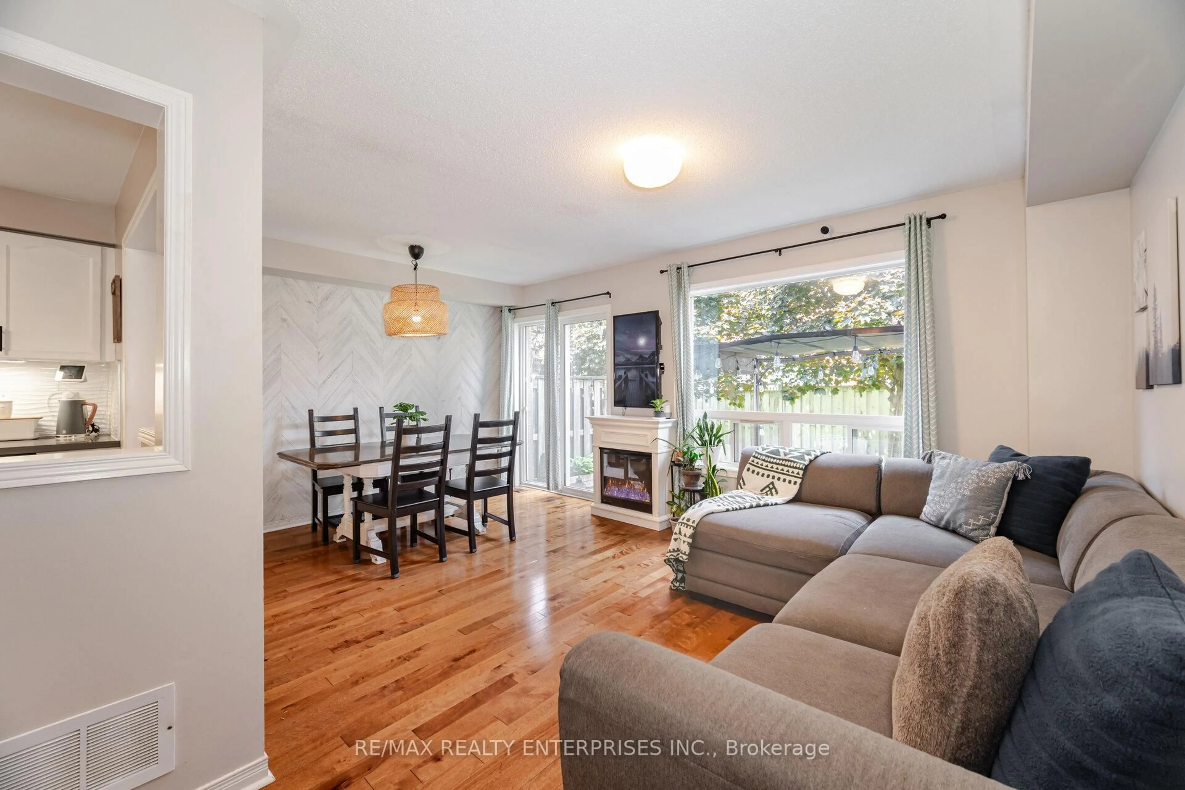 Living room with furniture, wood/laminate floor for 770 Othello Crt, Mississauga Ontario L5W 1Y3
