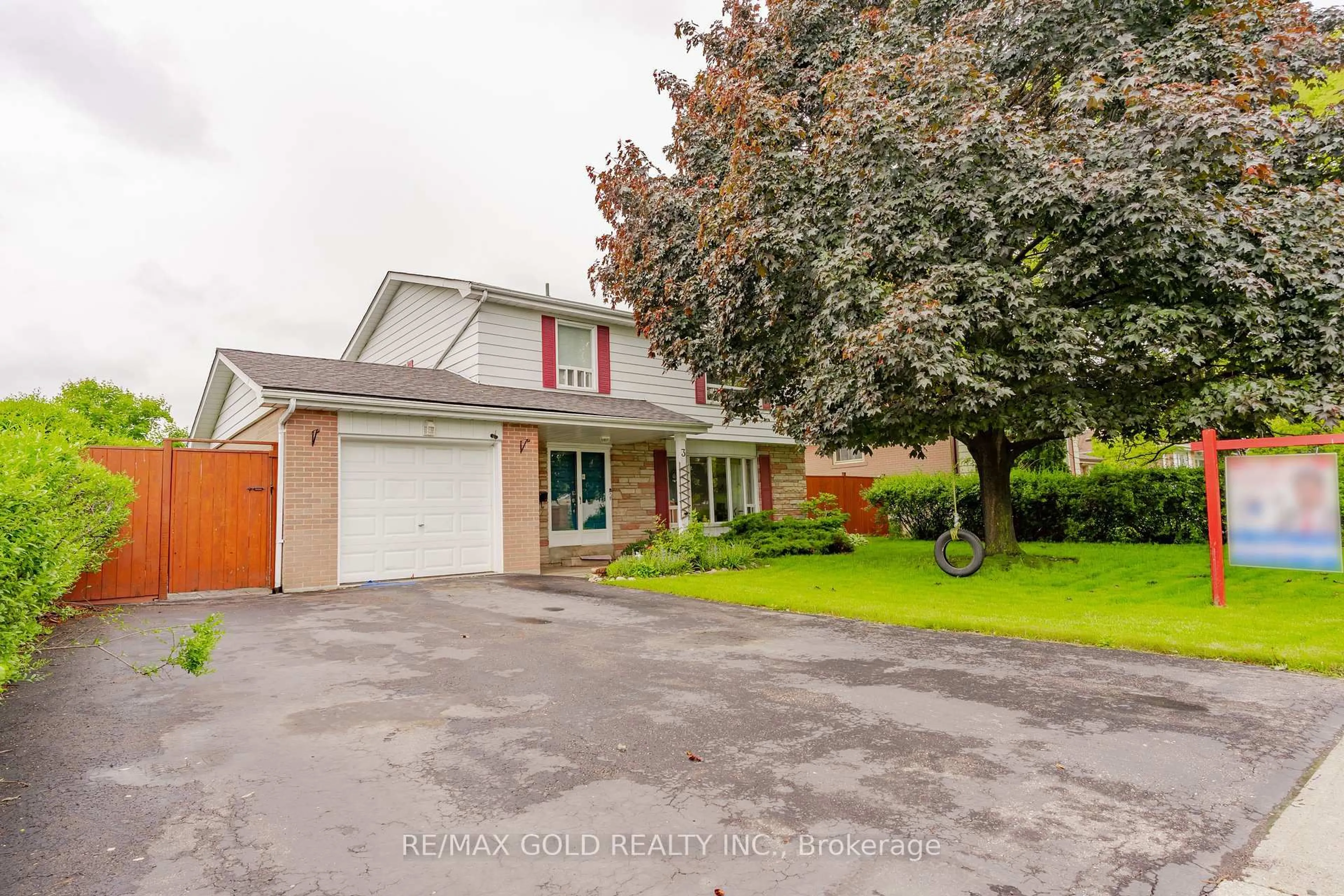 A pic from outside/outdoor area/front of a property/back of a property/a pic from drone, street for 3 Crawley Dr, Brampton Ontario L6T 2R6