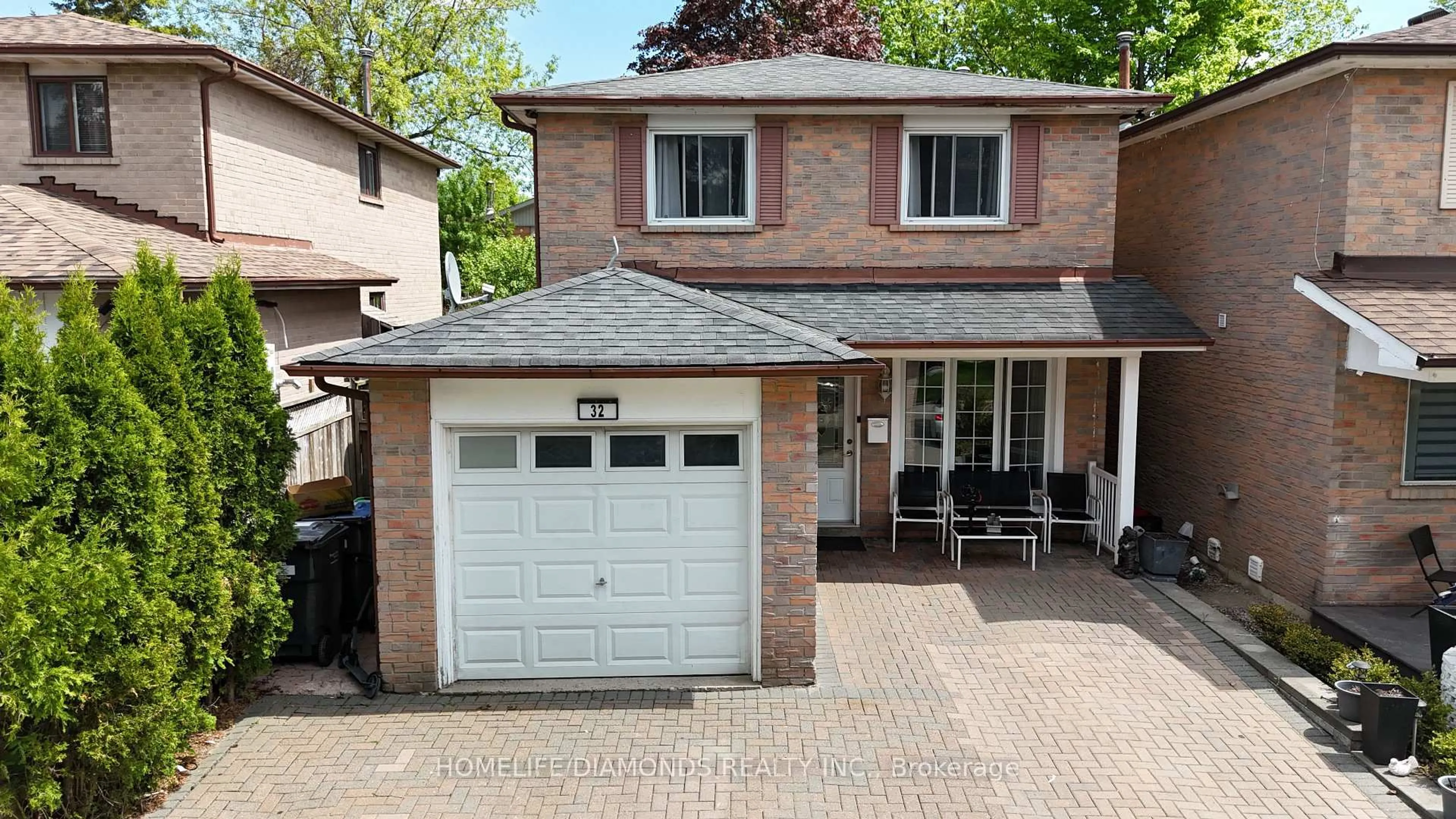 Home with brick exterior material, street for 32 BARRINGTON Cres, Brampton Ontario L6Z 1N3