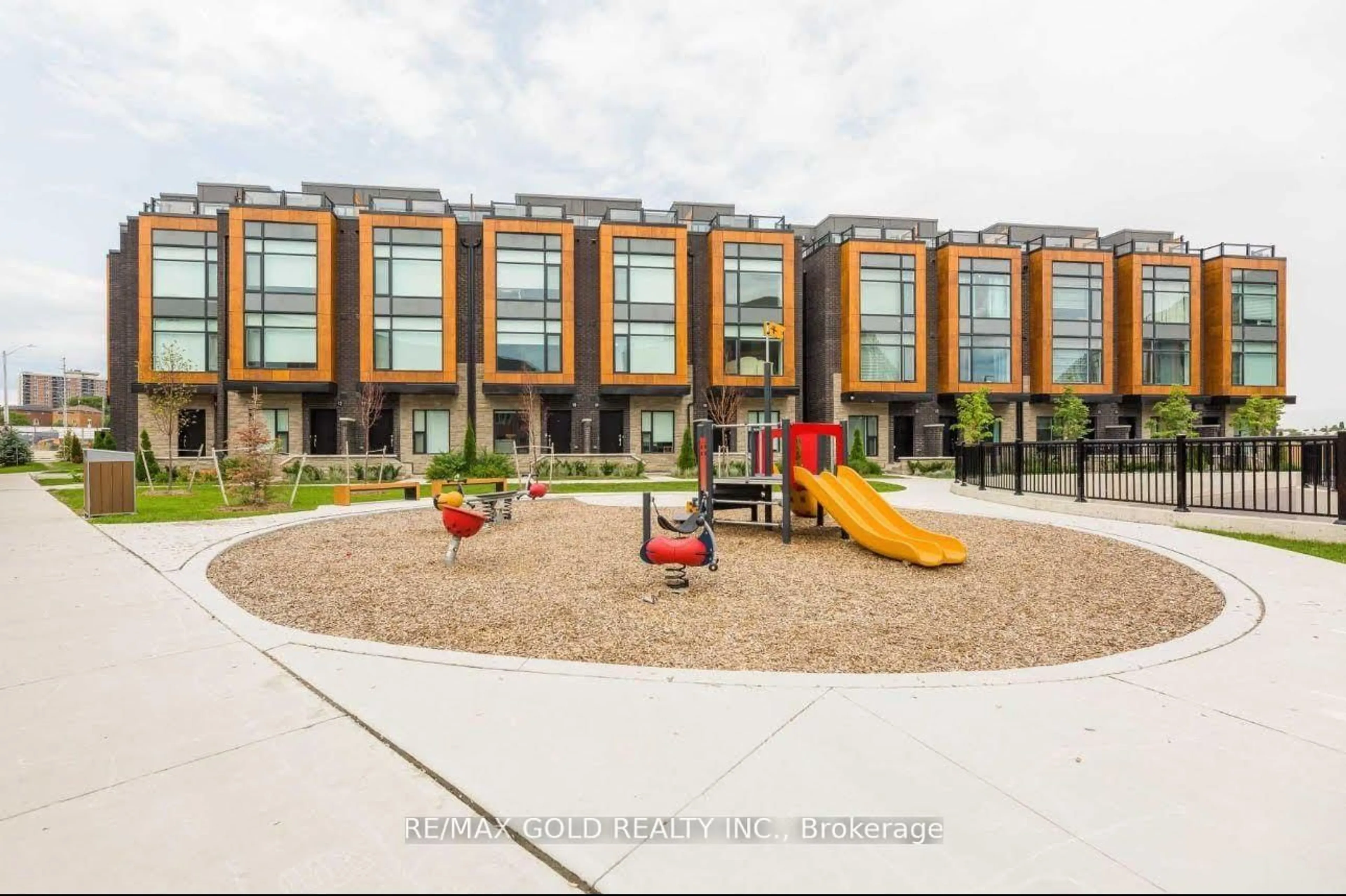Patio, building for 42 - 200 MALTA Ave, Brampton Ontario L6Y 6H8