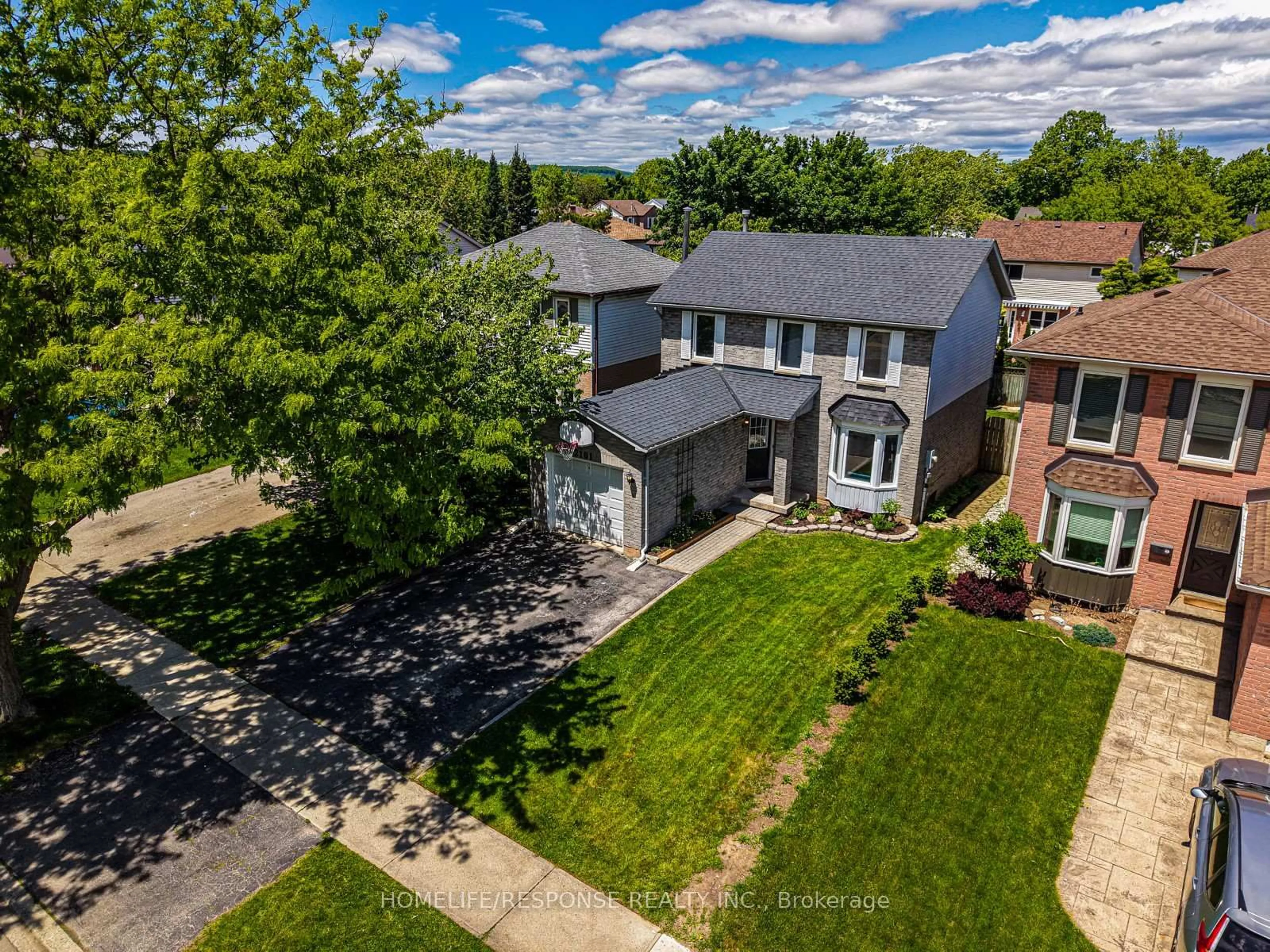 A pic from outside/outdoor area/front of a property/back of a property/a pic from drone, street for 2101 CLIPPER Cres, Burlington Ontario L7M 2P4