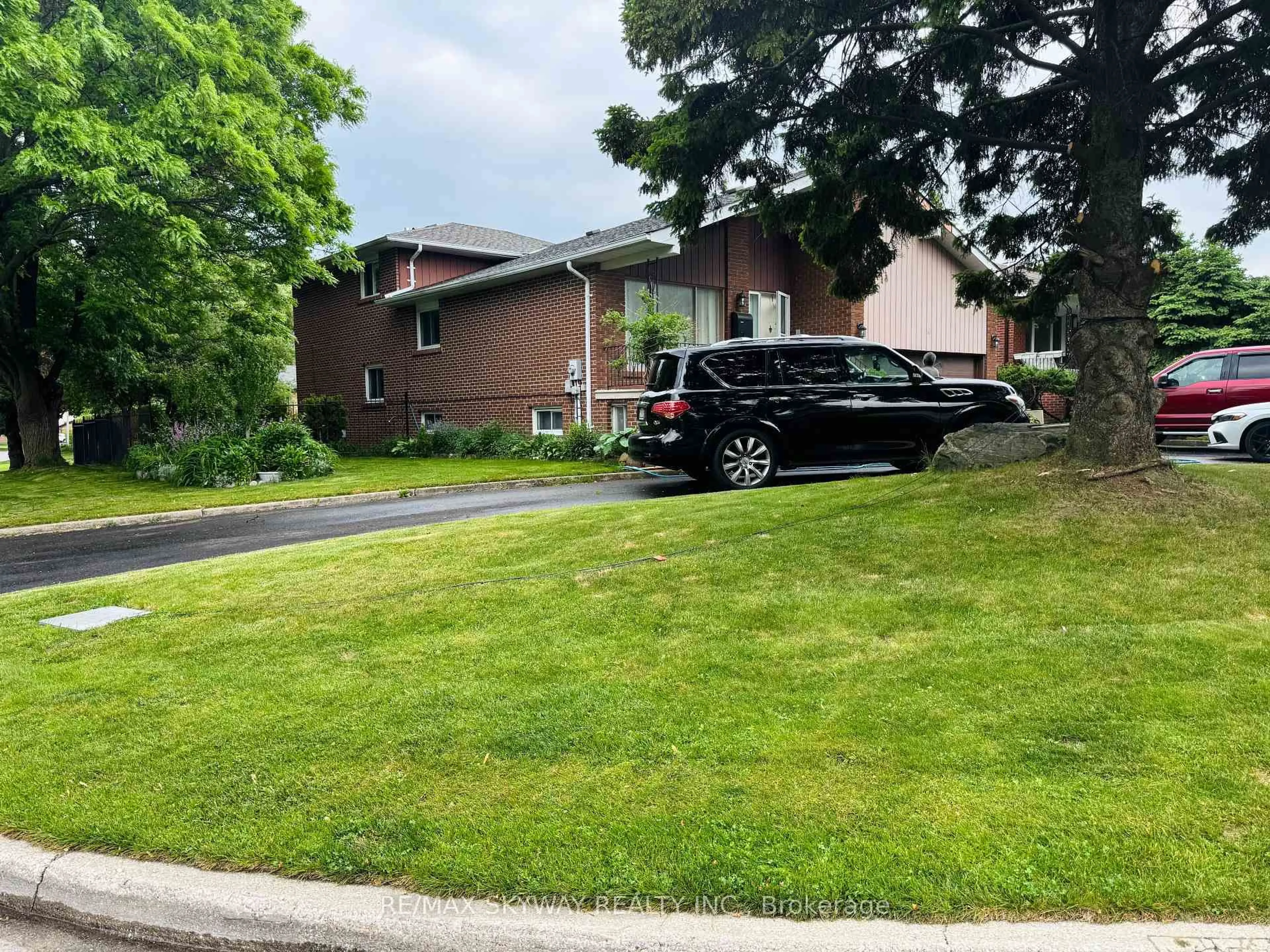 A pic from outside/outdoor area/front of a property/back of a property/a pic from drone, street for 15 Maidstone Cres, Brampton Ontario L6S 2Z4