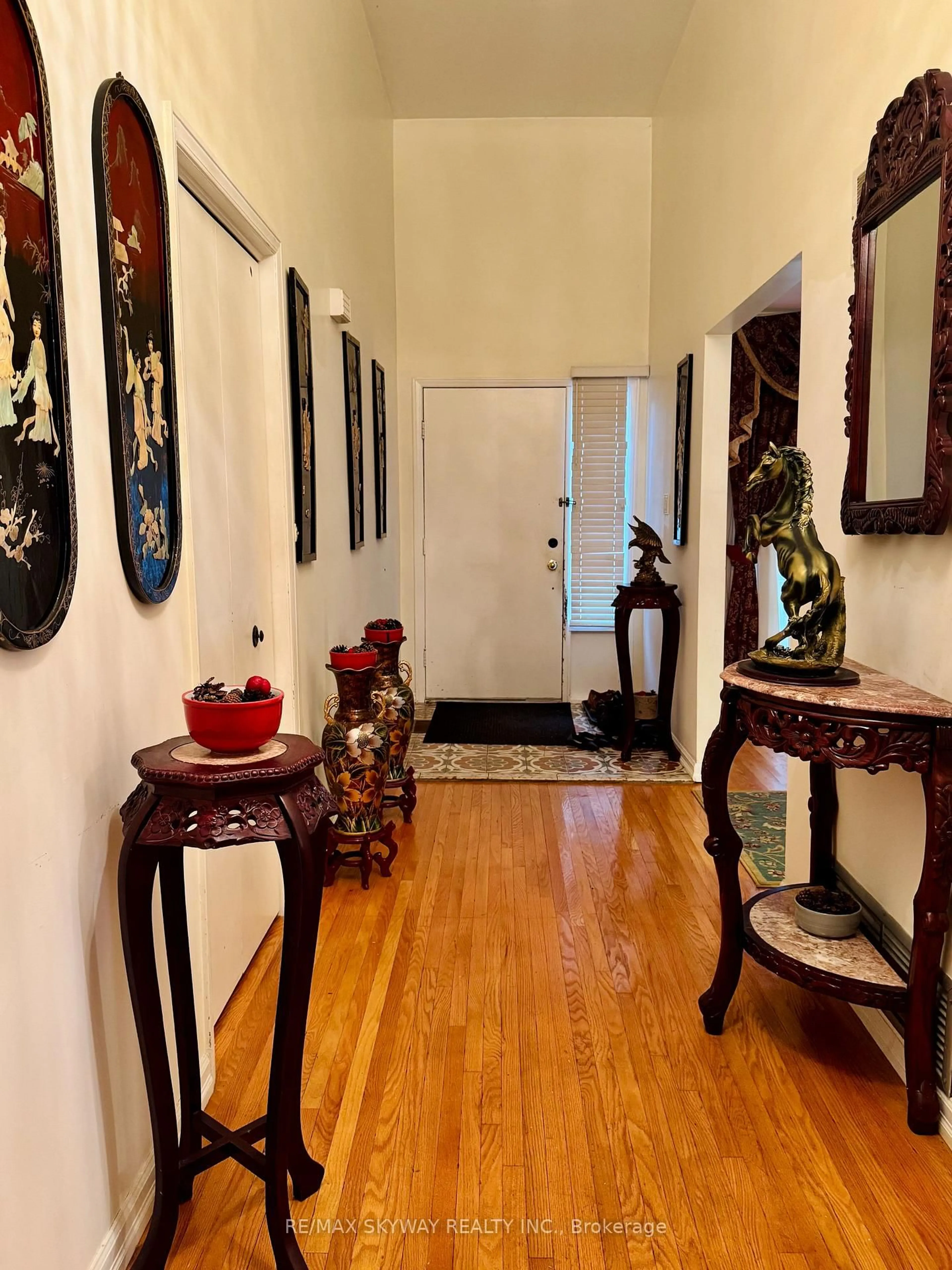 Indoor entryway for 15 Maidstone Cres, Brampton Ontario L6S 2Z4