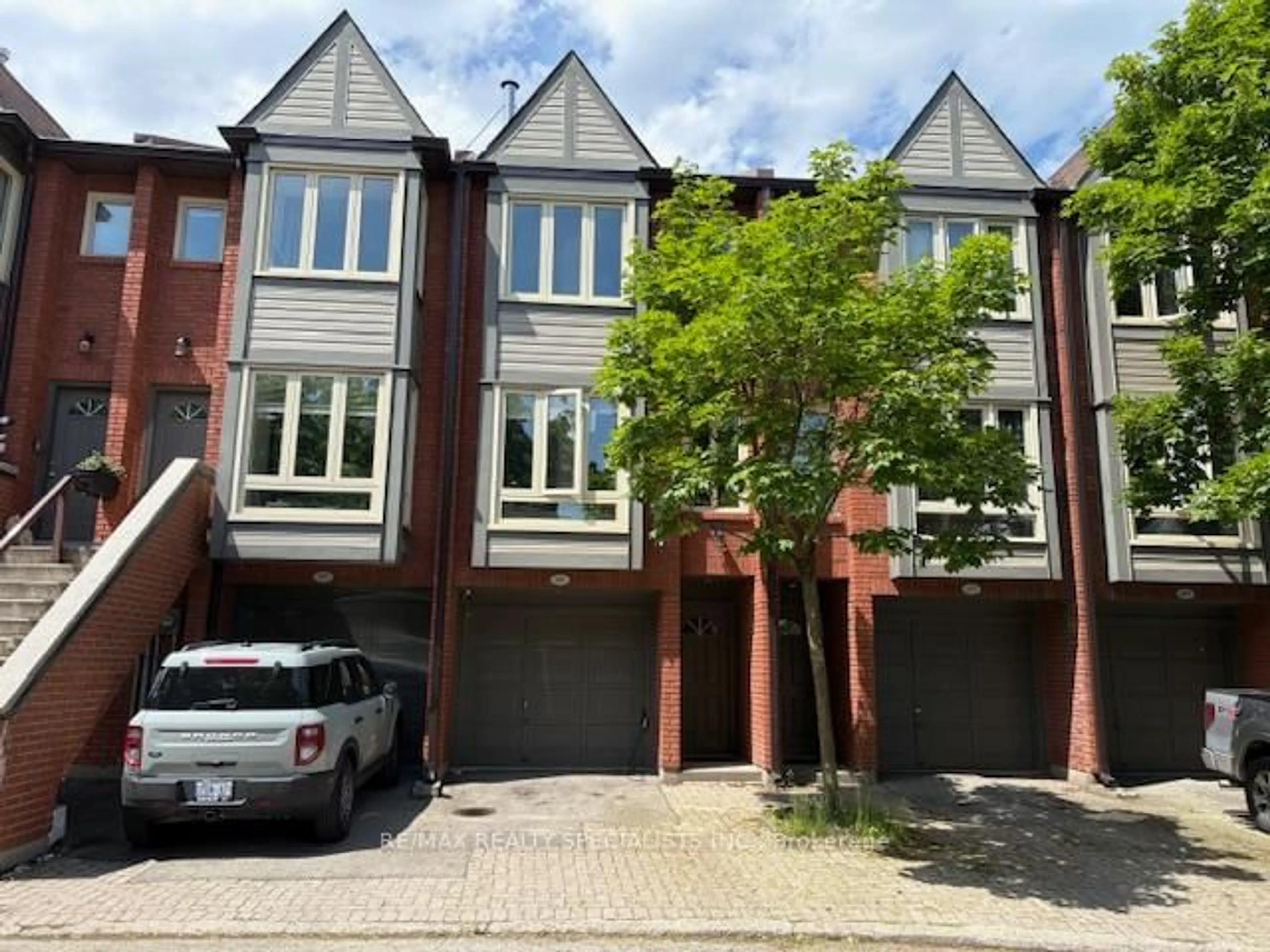 A pic from outside/outdoor area/front of a property/back of a property/a pic from drone, street for 895 Maple Ave #604, Burlington Ontario L7S 2H7