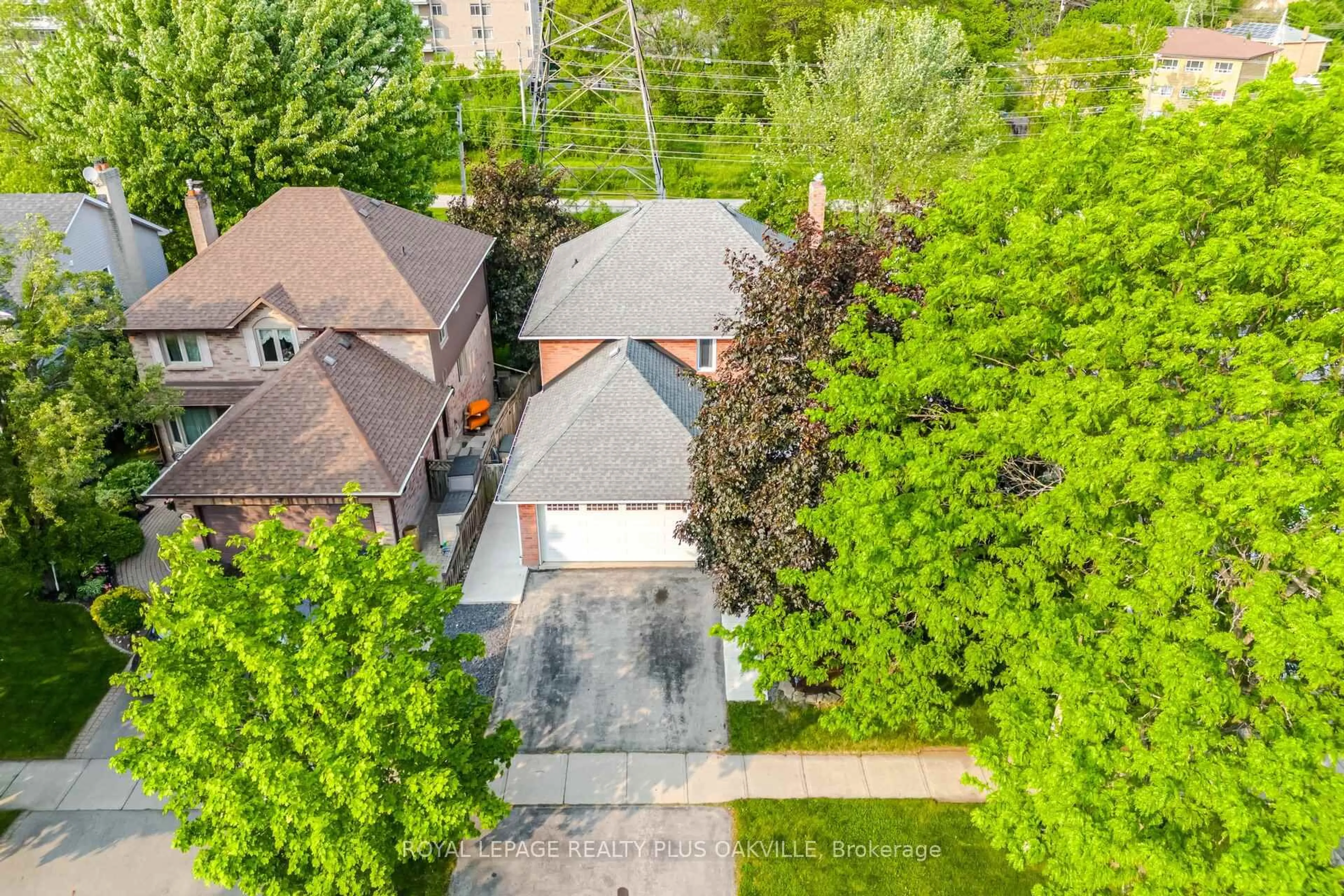 A pic from outside/outdoor area/front of a property/back of a property/a pic from drone, street for 1294 Hammond St, Burlington Ontario L7S 2C5