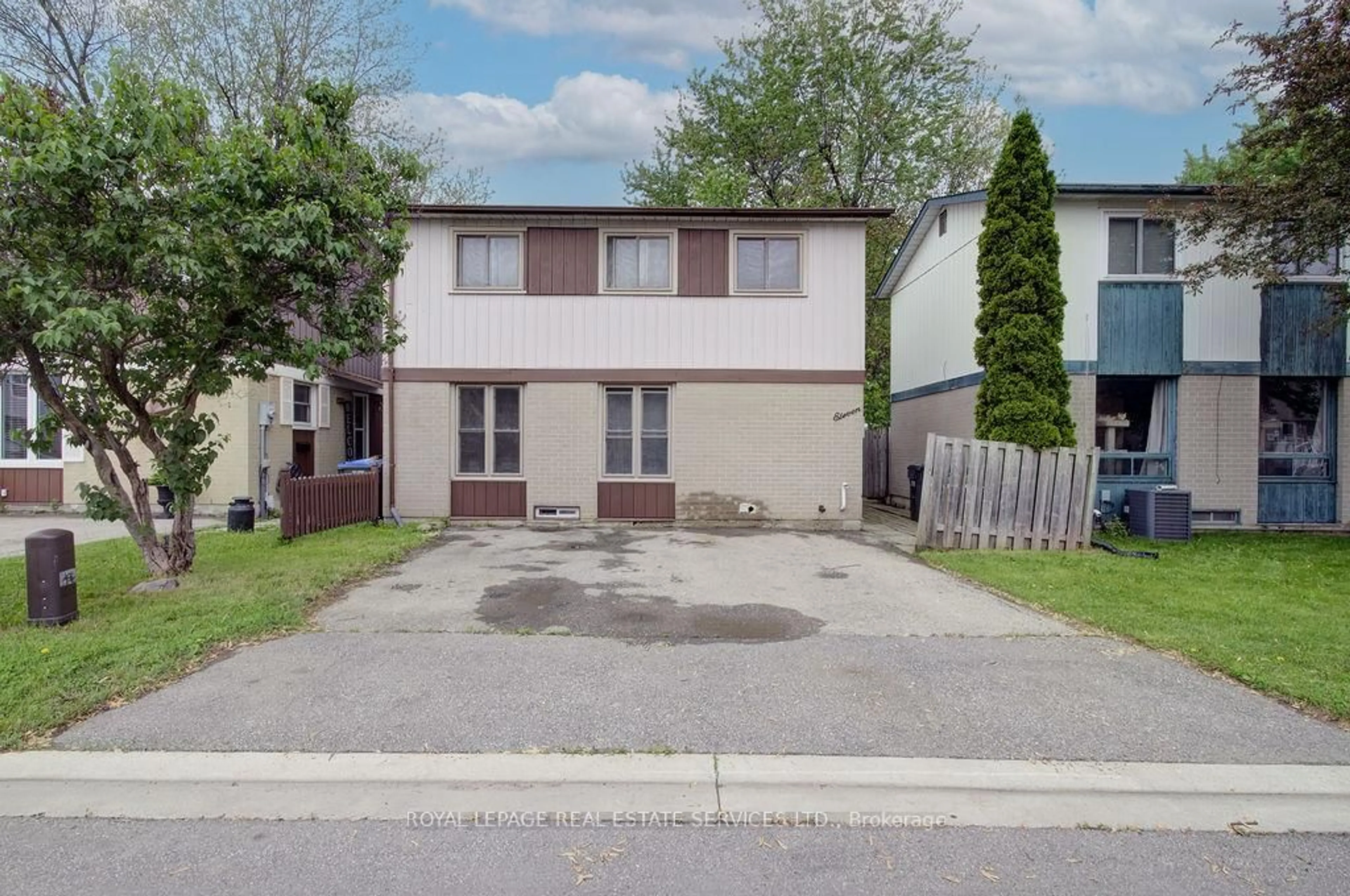 A pic from outside/outdoor area/front of a property/back of a property/a pic from drone, street for 11 Jacobs Sq, Brampton Ontario L6S 2M5